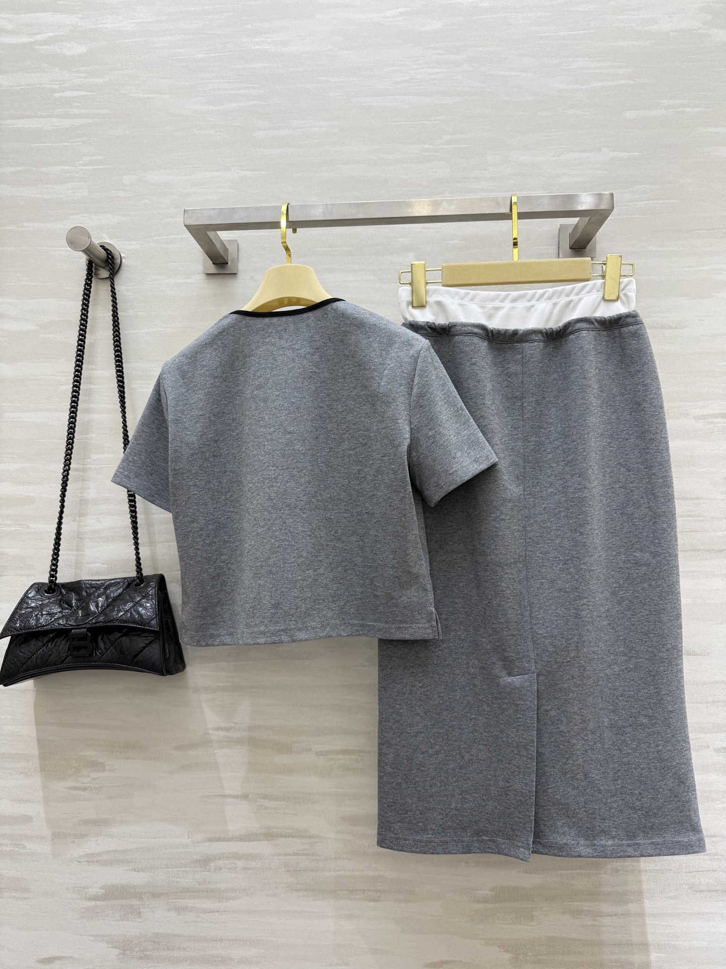 #Miumi♡²⁵新款 休闲套装 松弛感满满 采用定制纯棉面料 颜色很高级 可减龄可酷帅 显高不挑人 半