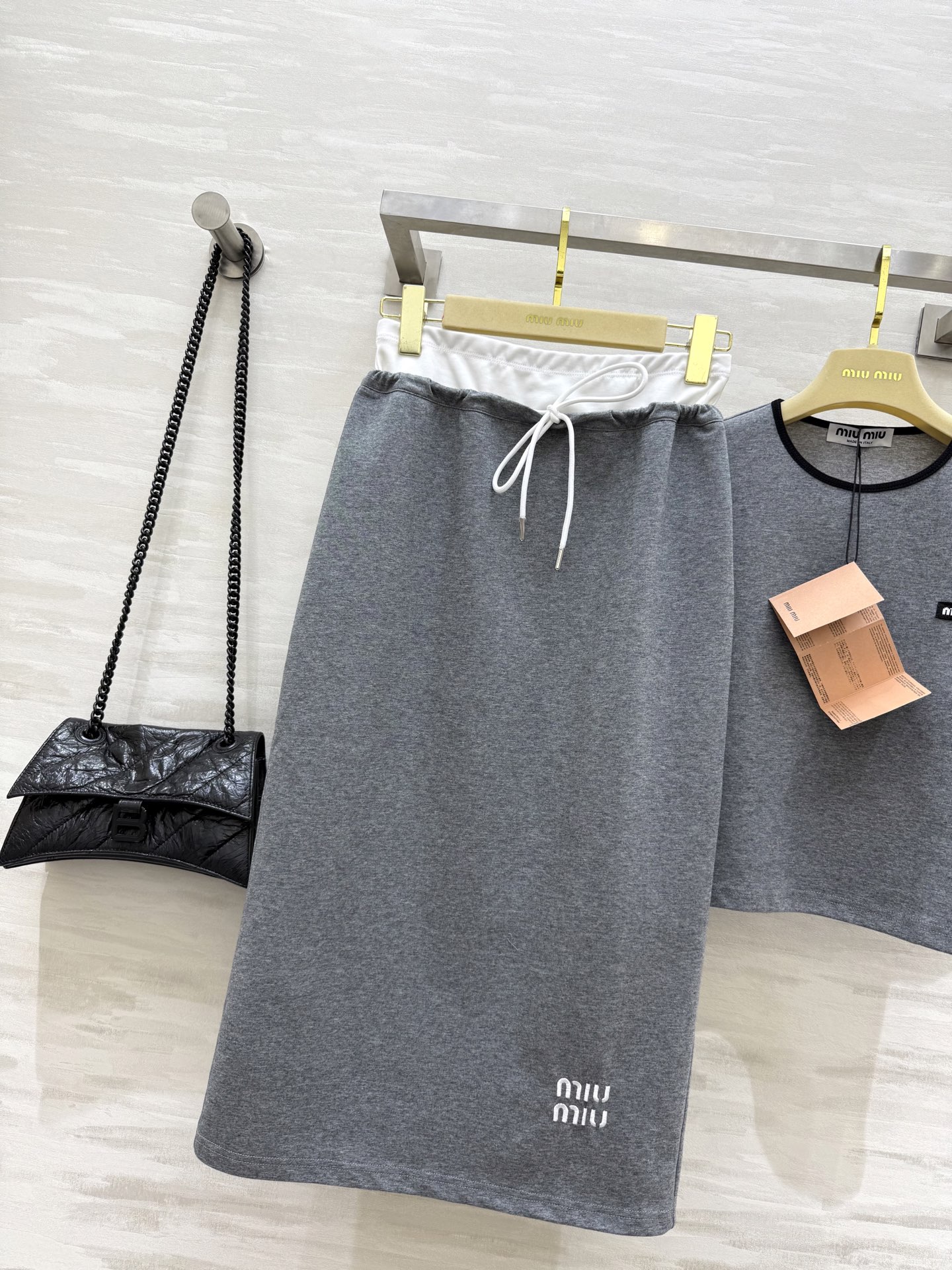 #Miumi♡²⁵新款 休闲套装 松弛感满满 采用定制纯棉面料 颜色很高级 可减龄可酷帅 显高不挑人 半