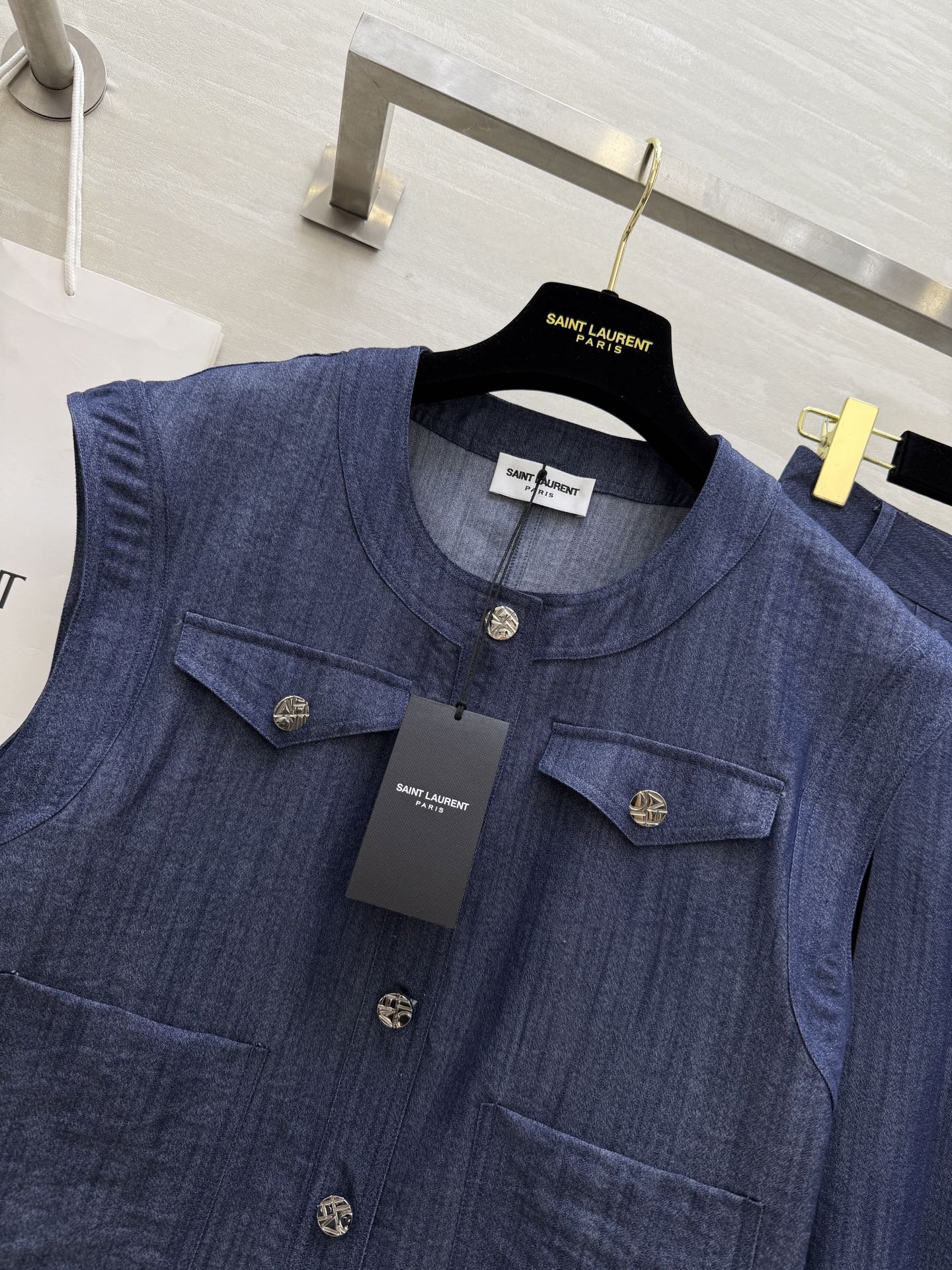 #ysl²⁵天丝牛仔套装 两件套来袭 背心剪裁超利落 配上高腰阔腿裤 显瘦增高两不误！简约不失高级感 上