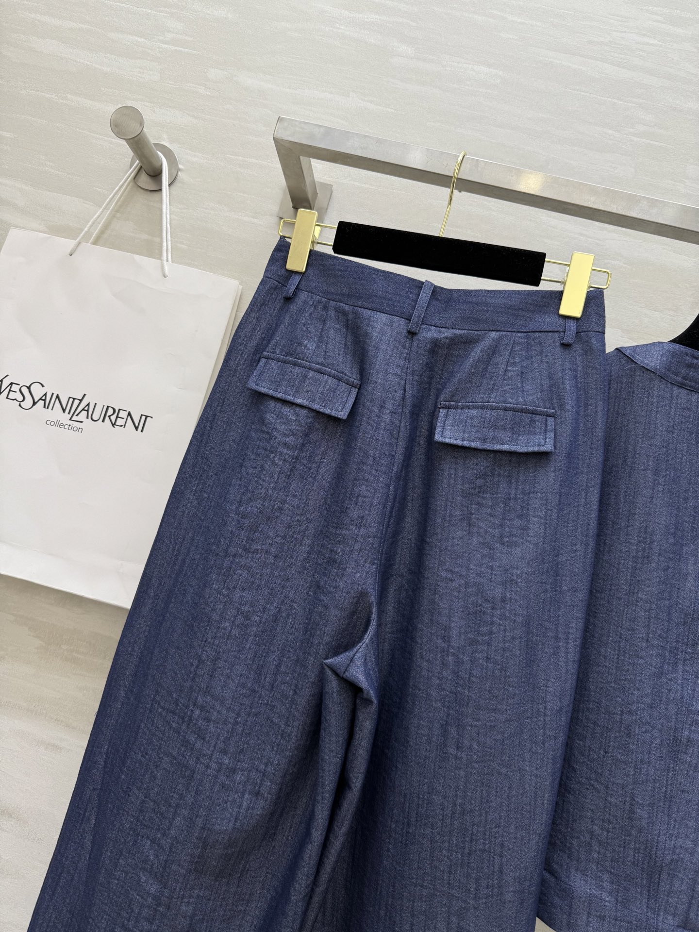 #ysl²⁵天丝牛仔套装 两件套来袭 背心剪裁超利落 配上高腰阔腿裤 显瘦增高两不误！简约不失高级感 上