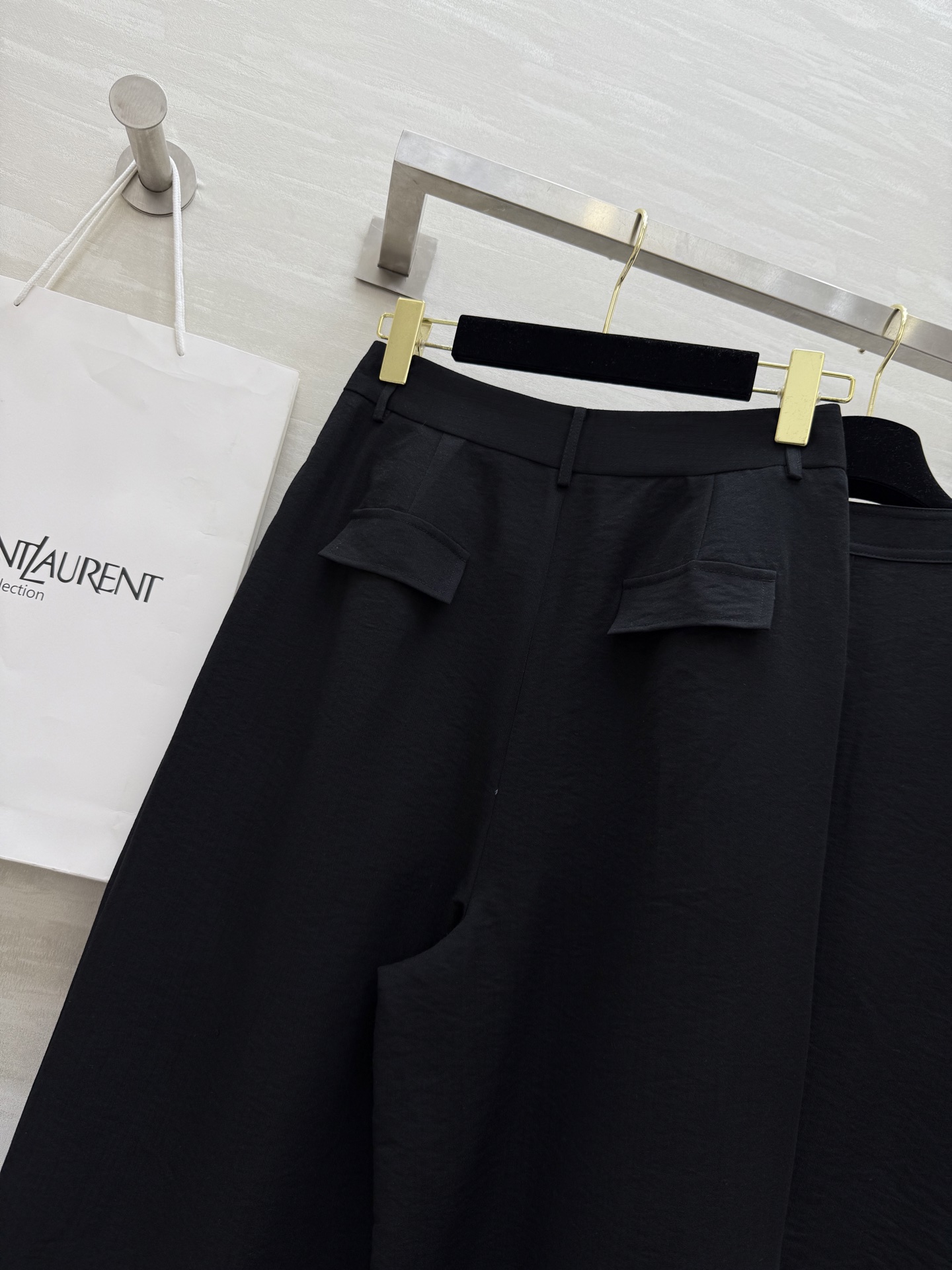 #ysl²⁵天丝牛仔套装 两件套来袭 背心剪裁超利落 配上高腰阔腿裤 显瘦增高两不误！简约不失高级感 上