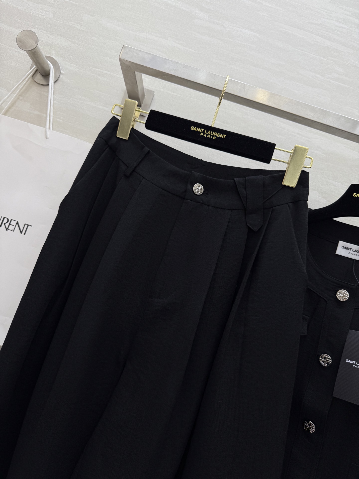#ysl²⁵天丝牛仔套装 两件套来袭 背心剪裁超利落 配上高腰阔腿裤 显瘦增高两不误！简约不失高级感 上