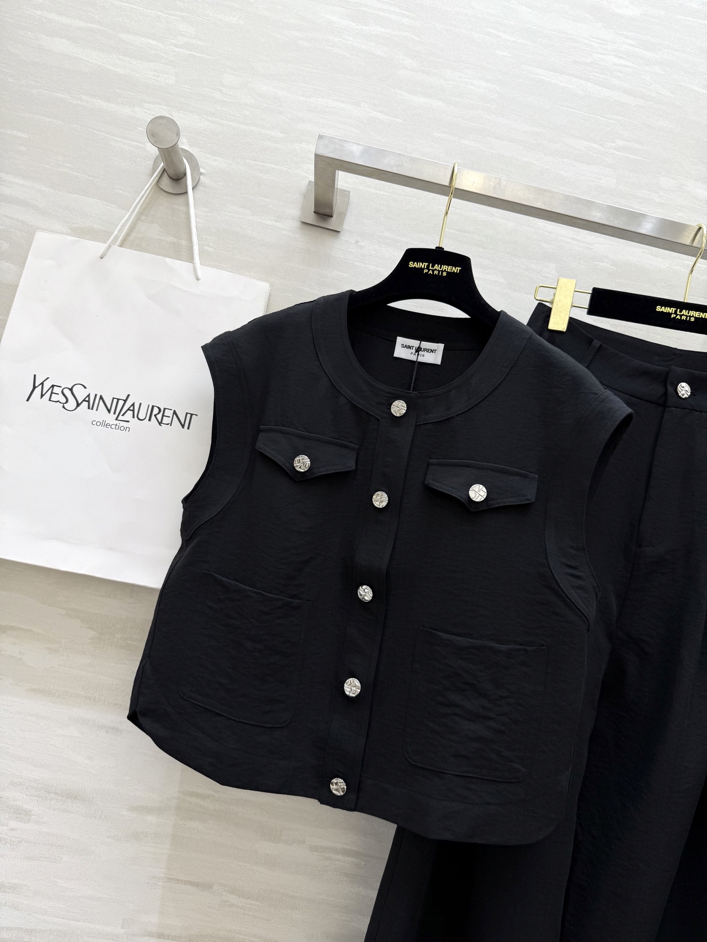 #ysl²⁵天丝牛仔套装 两件套来袭 背心剪裁超利落 配上高腰阔腿裤 显瘦增高两不误！简约不失高级感 上
