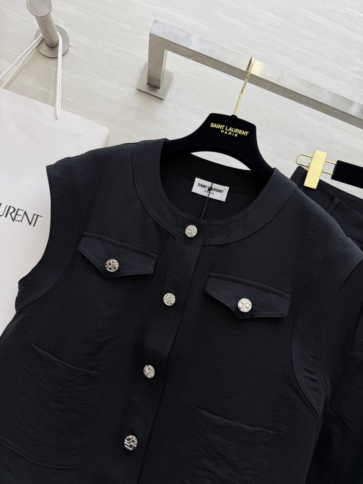 #ysl²⁵天丝牛仔套装 两件套来袭 背心剪裁超利落 配上高腰阔腿裤 显瘦增高两不误！简约不失高级感 上