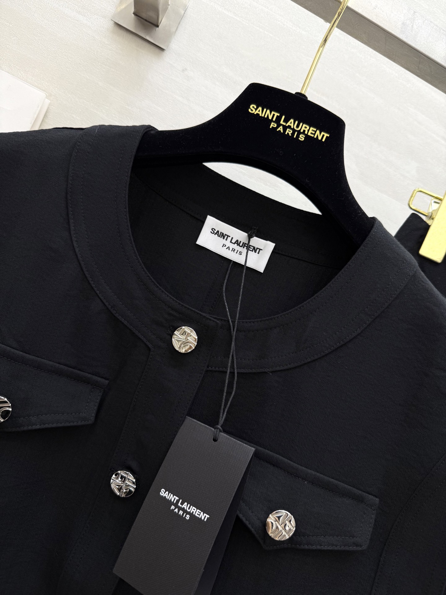 #ysl²⁵天丝牛仔套装 两件套来袭 背心剪裁超利落 配上高腰阔腿裤 显瘦增高两不误！简约不失高级感 上