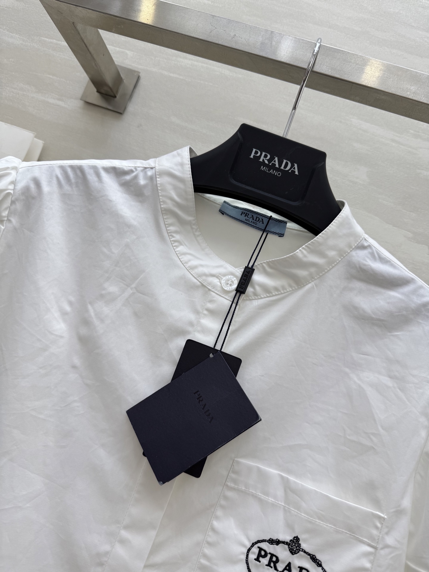 #Prad♡²⁵新款 logo字母刺绣衬衣 休闲慵懒又有设计感 任何身材轻松驾驭 胸前刺绣logo点缀 