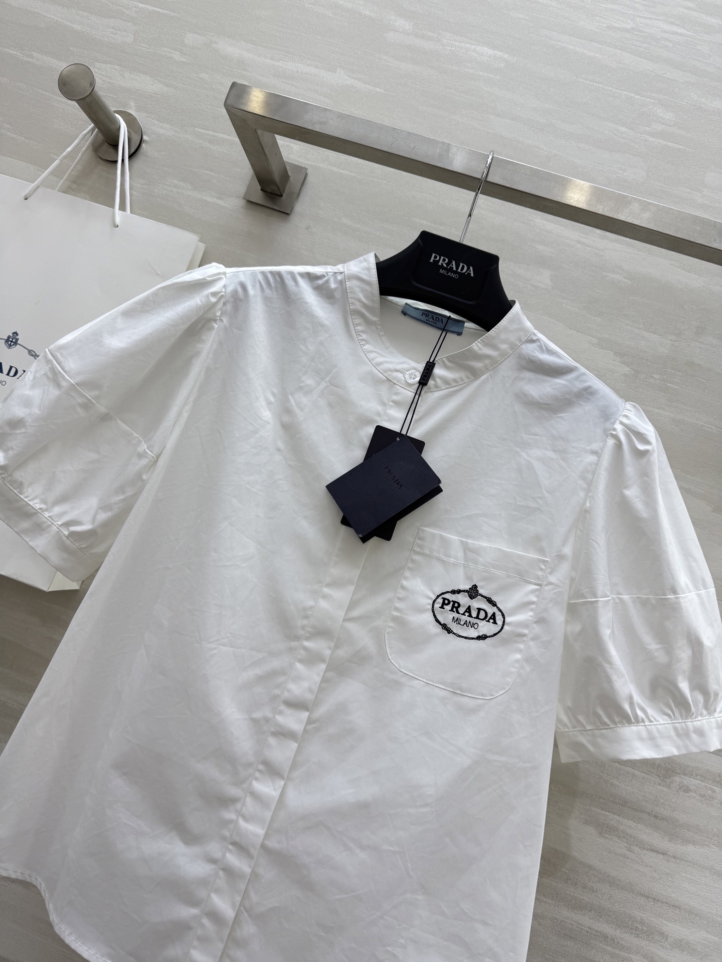 #Prad♡²⁵新款 logo字母刺绣衬衣 休闲慵懒又有设计感 任何身材轻松驾驭 胸前刺绣logo点缀 