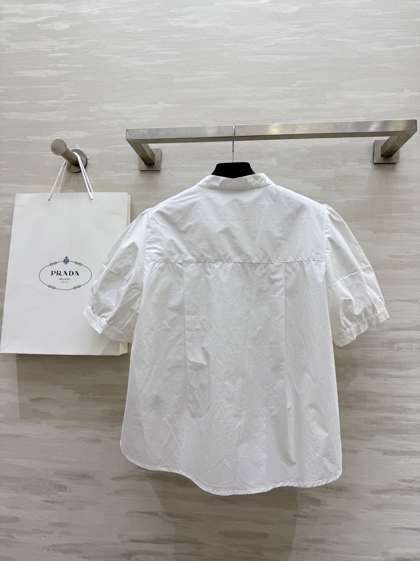 #Prad♡²⁵新款 logo字母刺绣衬衣 休闲慵懒又有设计感 任何身材轻松驾驭 胸前刺绣logo点缀 