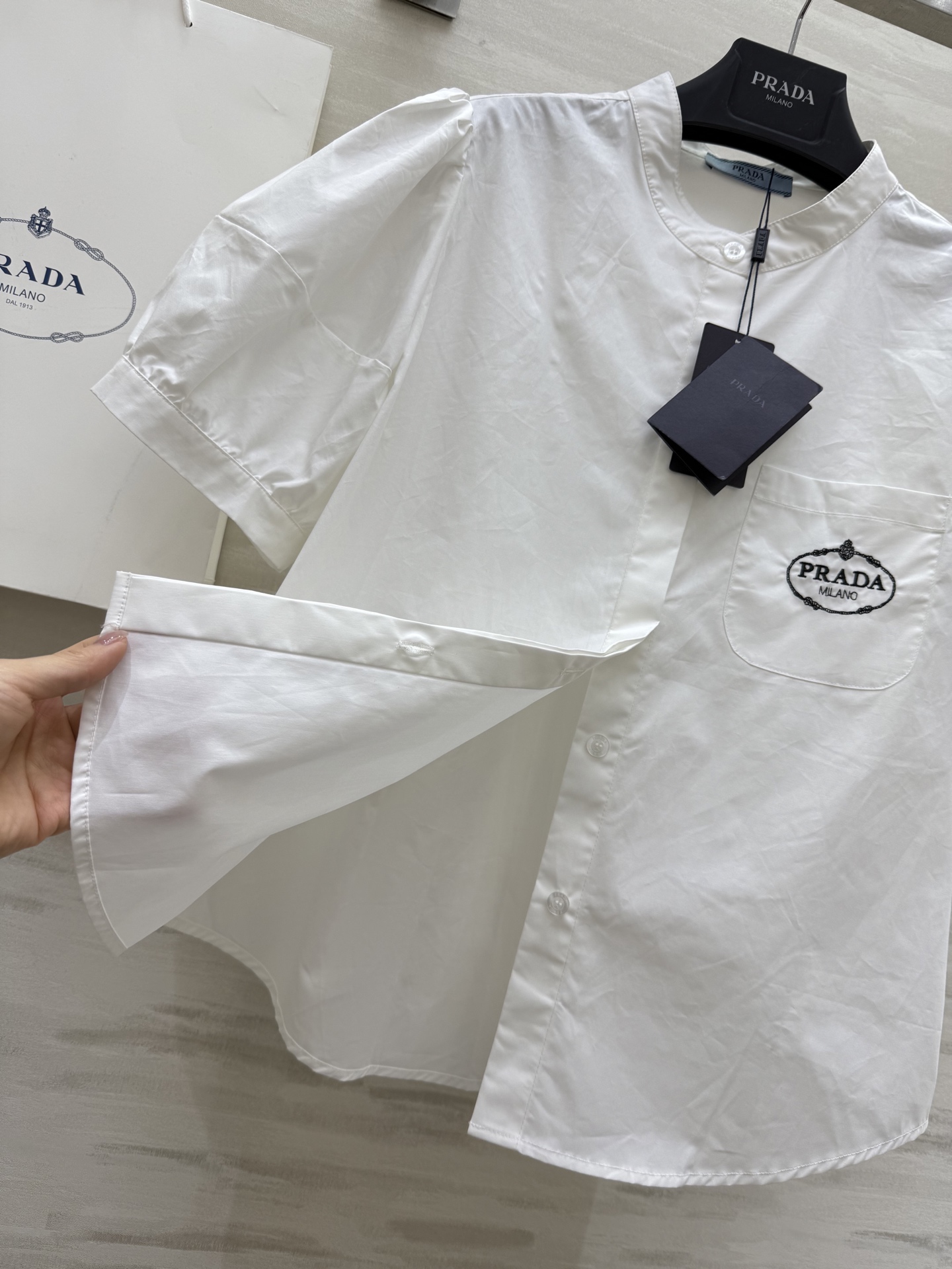 #Prad♡²⁵新款 logo字母刺绣衬衣 休闲慵懒又有设计感 任何身材轻松驾驭 胸前刺绣logo点缀 