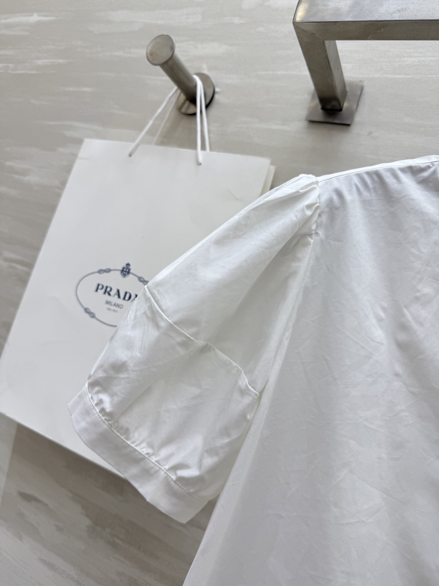 #Prad♡²⁵新款 logo字母刺绣衬衣 休闲慵懒又有设计感 任何身材轻松驾驭 胸前刺绣logo点缀 