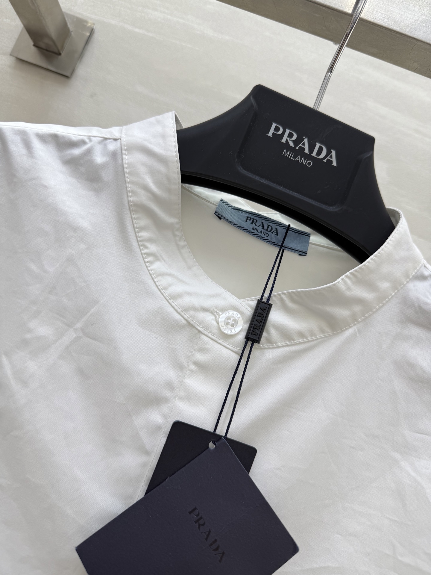 #Prad♡²⁵新款 logo字母刺绣衬衣 休闲慵懒又有设计感 任何身材轻松驾驭 胸前刺绣logo点缀 