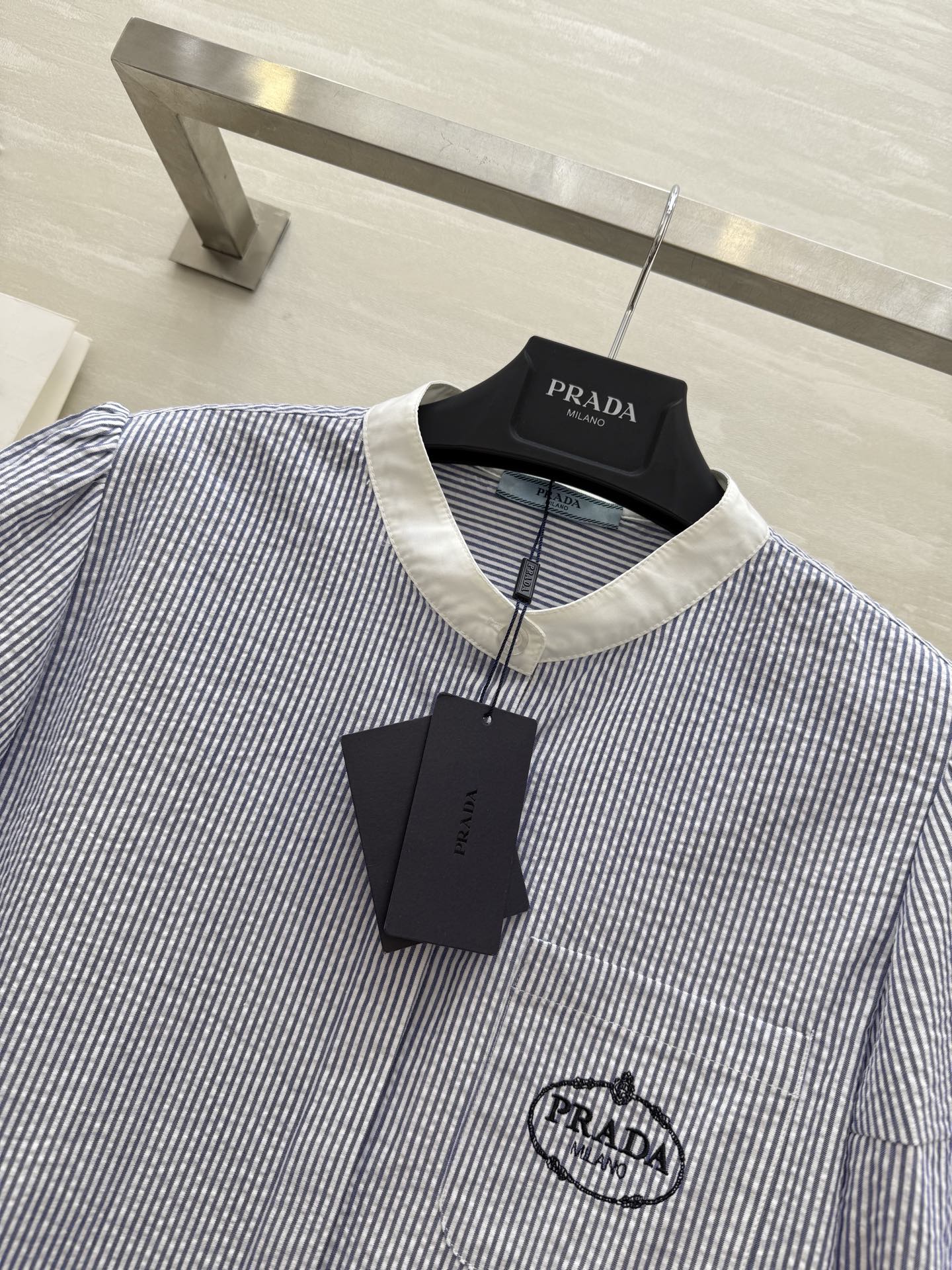 #Prad♡²⁵新款 logo字母刺绣衬衣 休闲慵懒又有设计感 任何身材轻松驾驭 胸前刺绣logo点缀 
