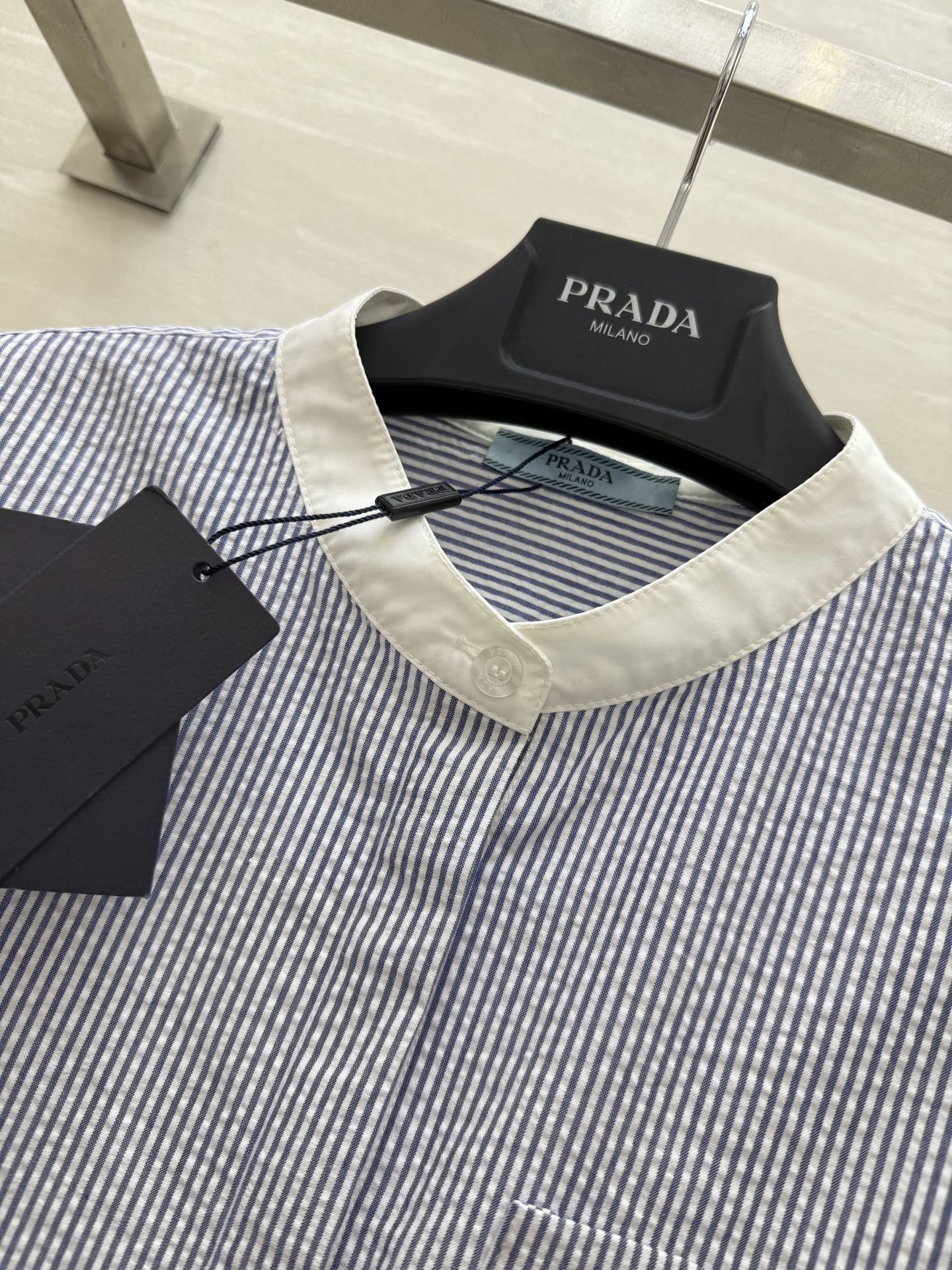 #Prad♡²⁵新款 logo字母刺绣衬衣 休闲慵懒又有设计感 任何身材轻松驾驭 胸前刺绣logo点缀 