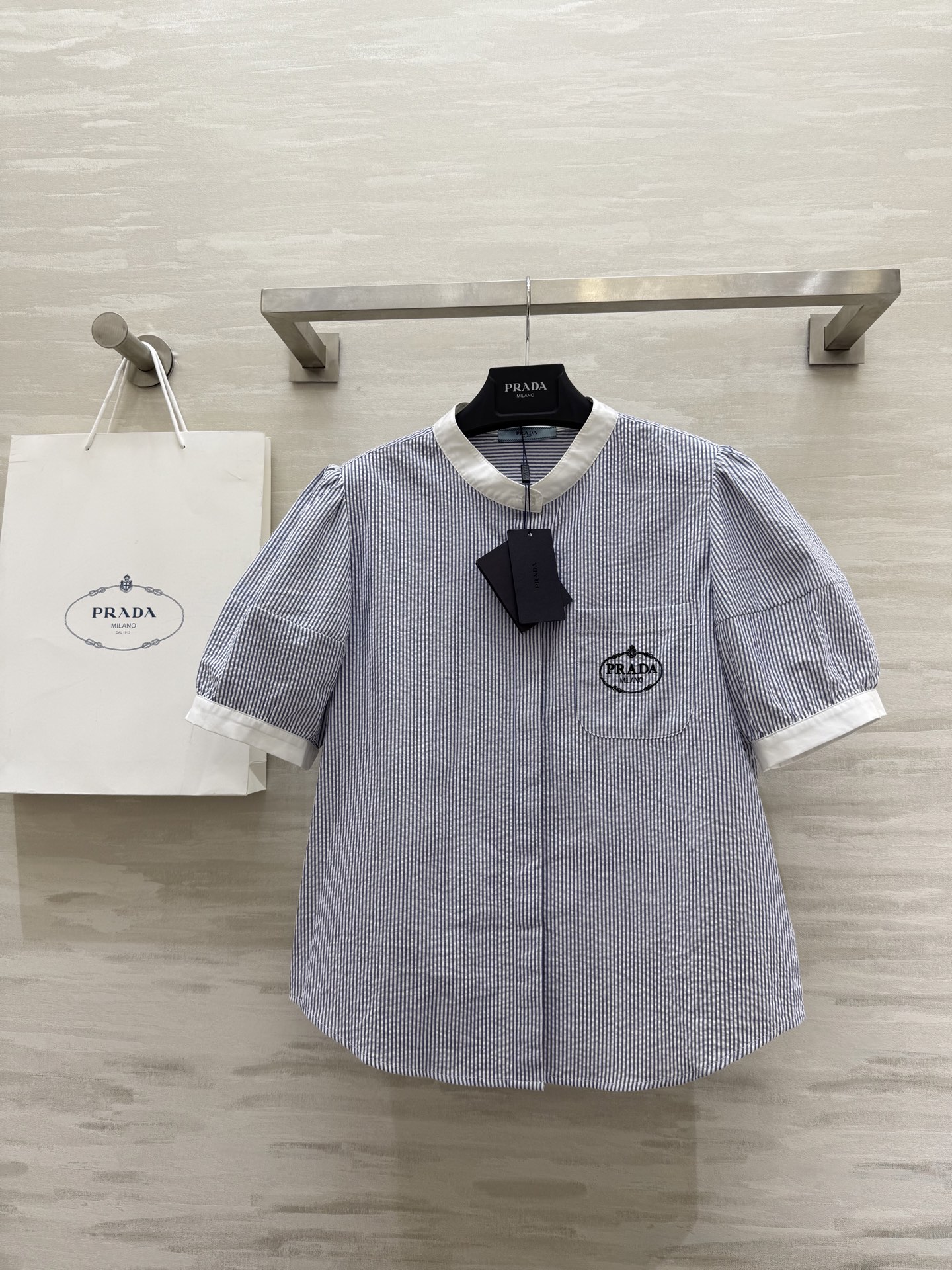 #Prad♡²⁵新款 logo字母刺绣衬衣 休闲慵懒又有设计感 任何身材轻松驾驭 胸前刺绣logo点缀 