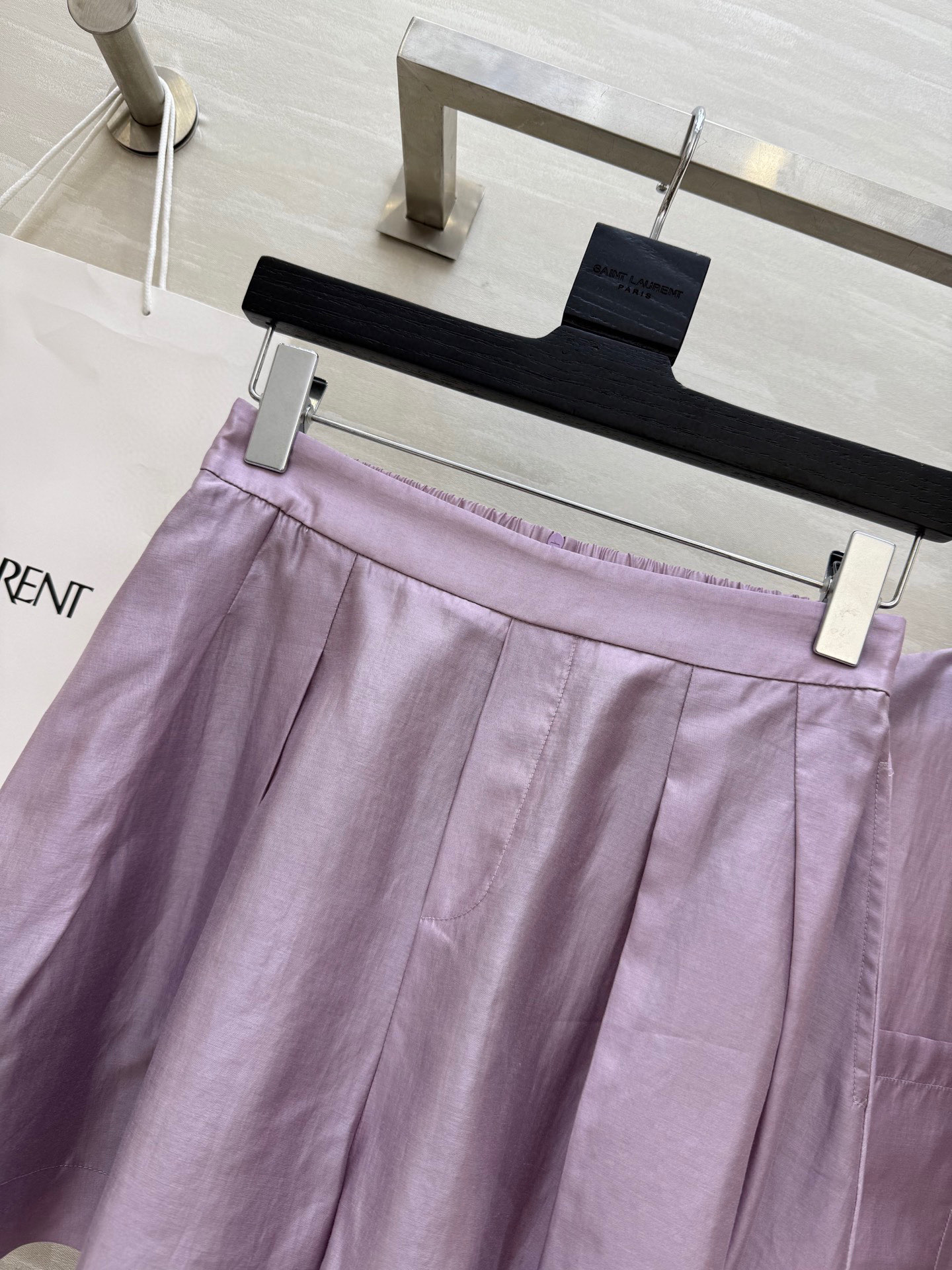 #ysl²⁵新款天丝套装 轻盈透气天丝质地 宽松版型随风轻轻摇曳 仿佛每一步都踏着夏日的微风 自在又惬意