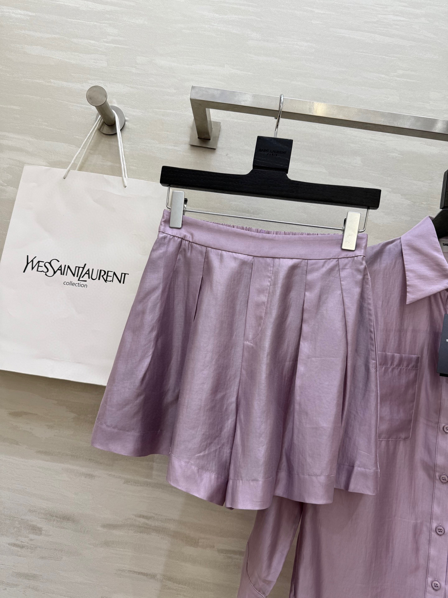 #ysl²⁵新款天丝套装 轻盈透气天丝质地 宽松版型随风轻轻摇曳 仿佛每一步都踏着夏日的微风 自在又惬意