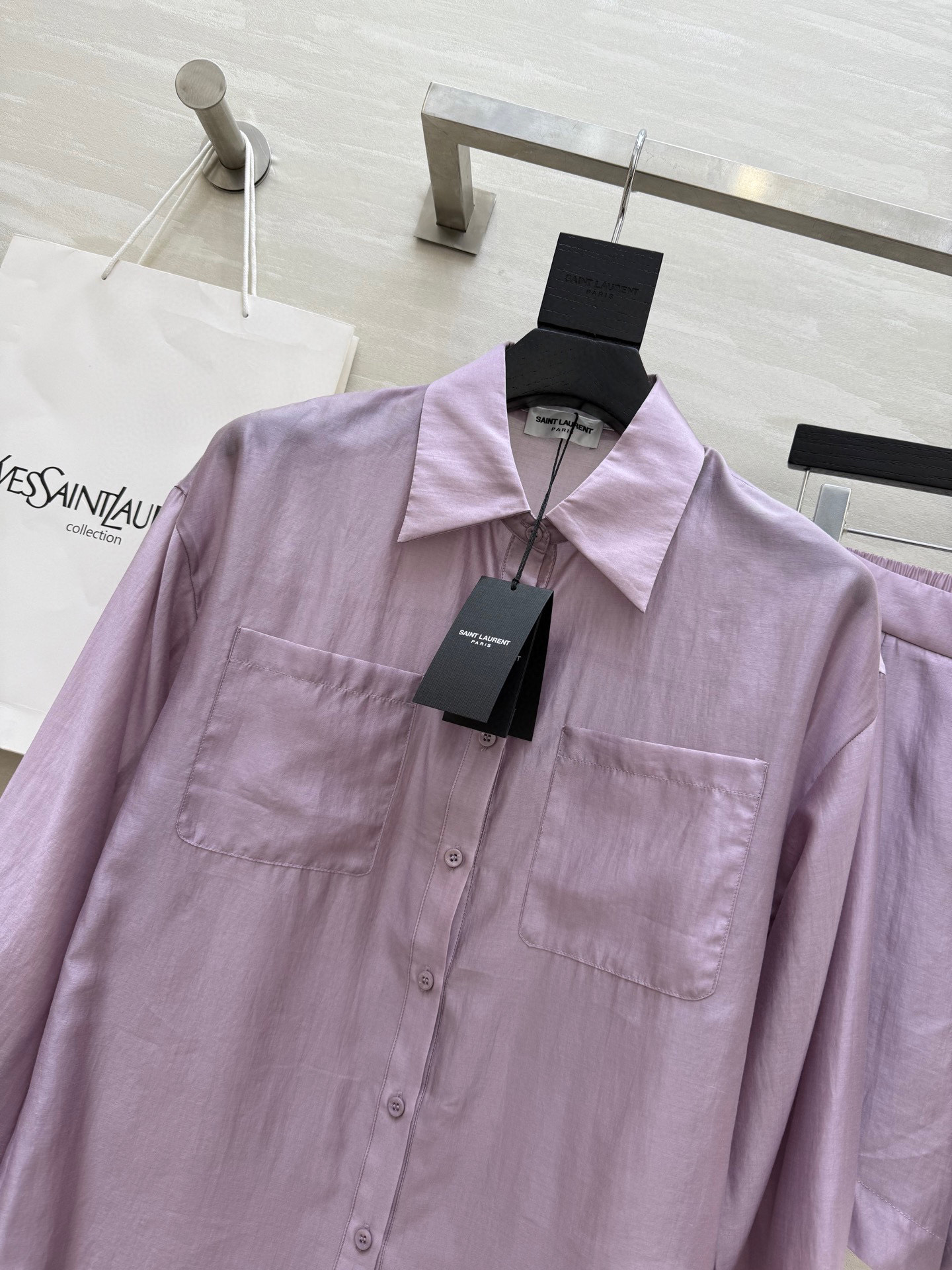 #ysl²⁵新款天丝套装 轻盈透气天丝质地 宽松版型随风轻轻摇曳 仿佛每一步都踏着夏日的微风 自在又惬意