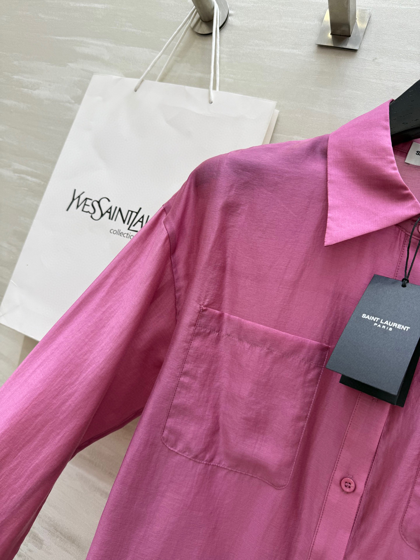 #ysl²⁵新款天丝套装 轻盈透气天丝质地 宽松版型随风轻轻摇曳 仿佛每一步都踏着夏日的微风 自在又惬意