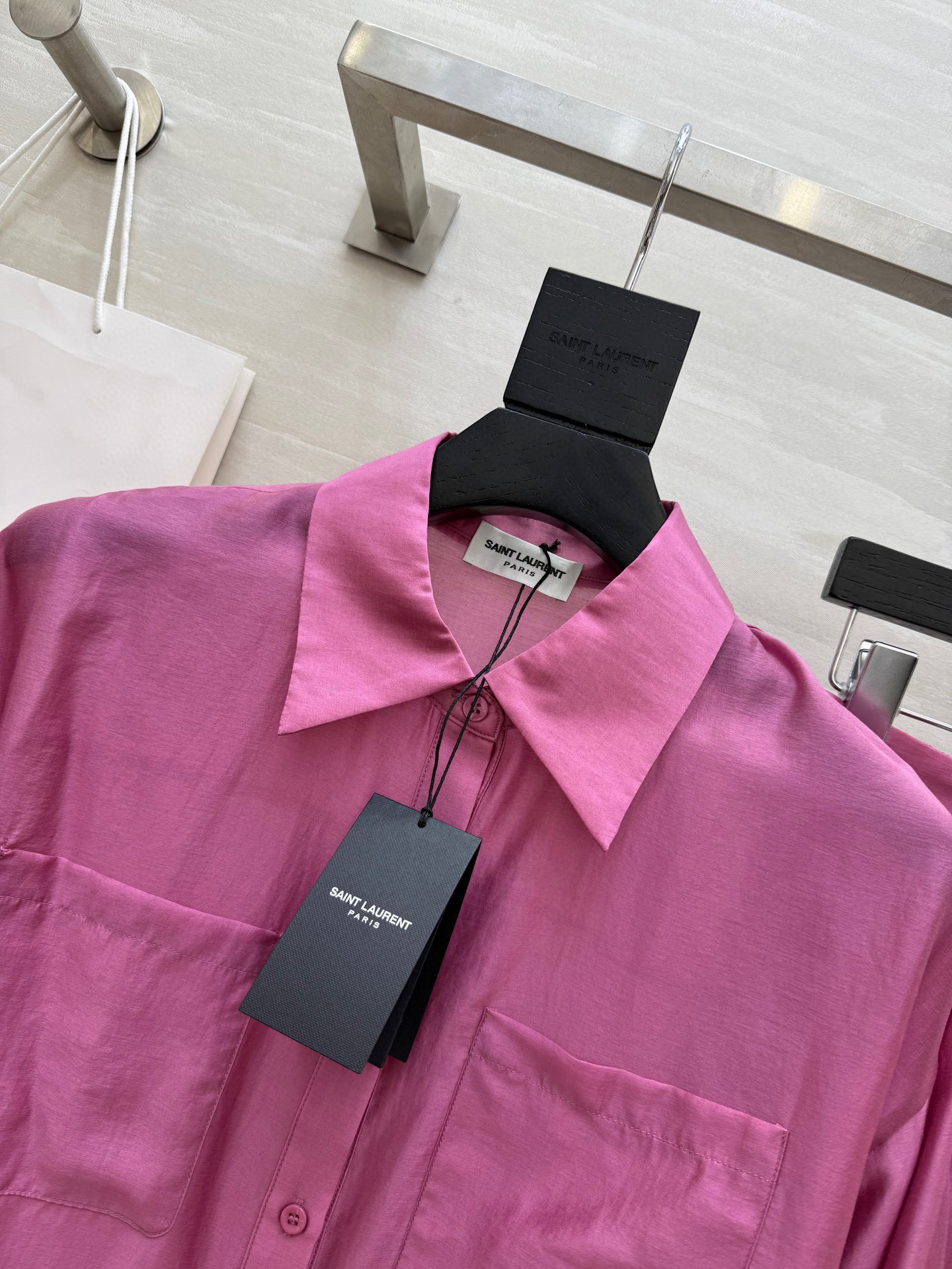 #ysl²⁵新款天丝套装 轻盈透气天丝质地 宽松版型随风轻轻摇曳 仿佛每一步都踏着夏日的微风 自在又惬意