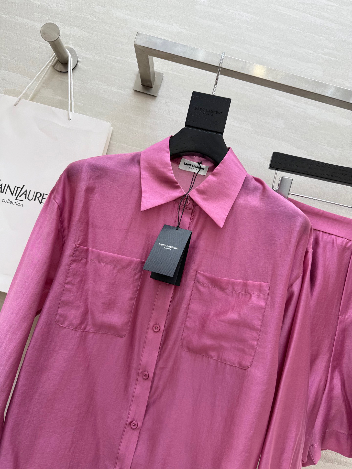 #ysl²⁵新款天丝套装 轻盈透气天丝质地 宽松版型随风轻轻摇曳 仿佛每一步都踏着夏日的微风 自在又惬意