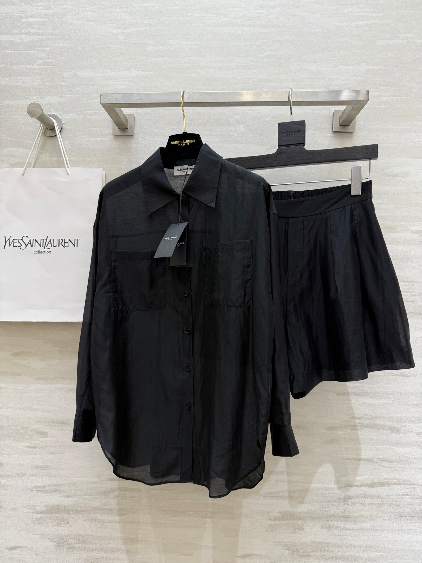 #ysl²⁵新款天丝套装 轻盈透气天丝质地 宽松版型随风轻轻摇曳 仿佛每一步都踏着夏日的微风 自在又惬意