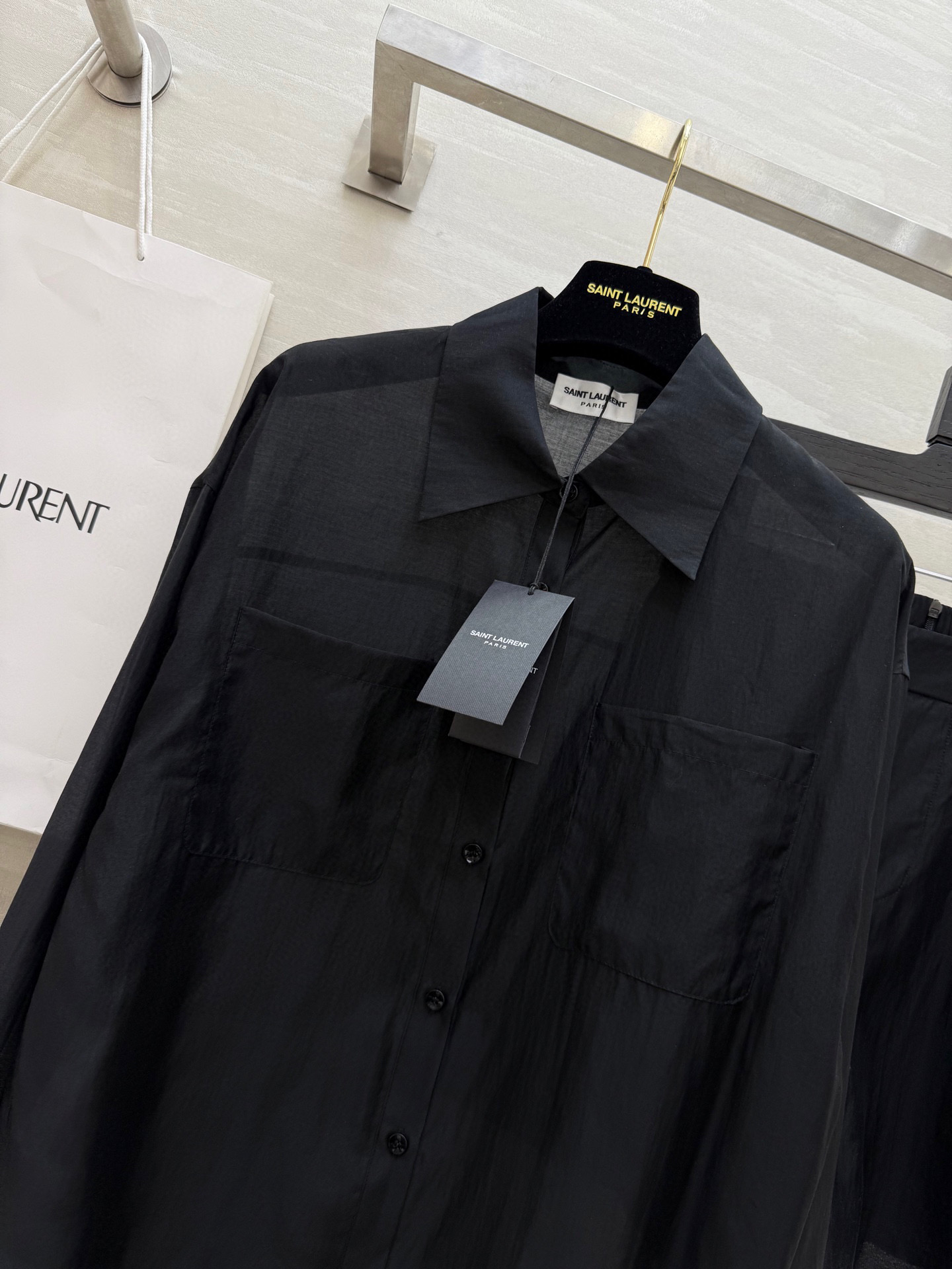 #ysl²⁵新款天丝套装 轻盈透气天丝质地 宽松版型随风轻轻摇曳 仿佛每一步都踏着夏日的微风 自在又惬意