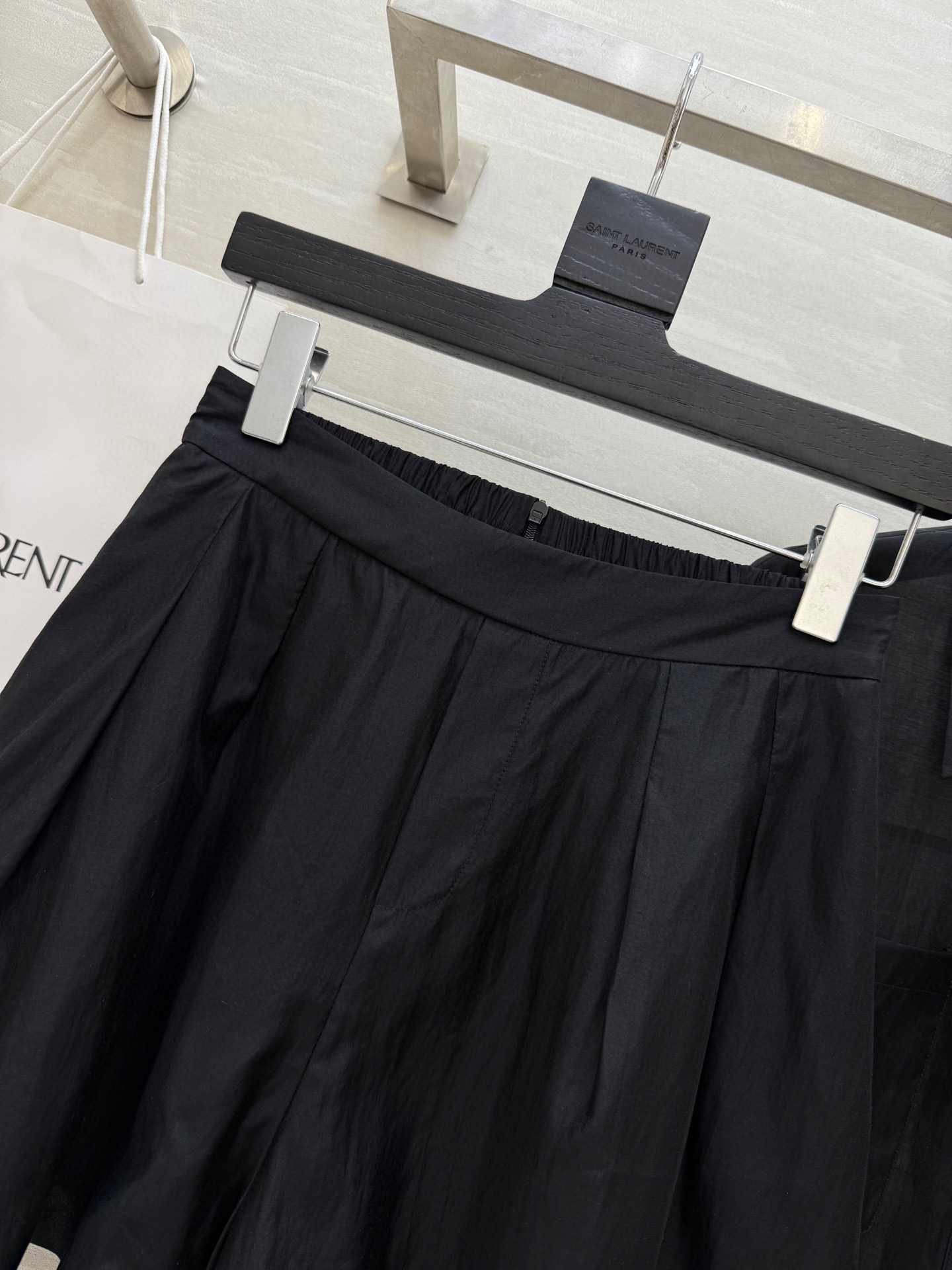 #ysl²⁵新款天丝套装 轻盈透气天丝质地 宽松版型随风轻轻摇曳 仿佛每一步都踏着夏日的微风 自在又惬意