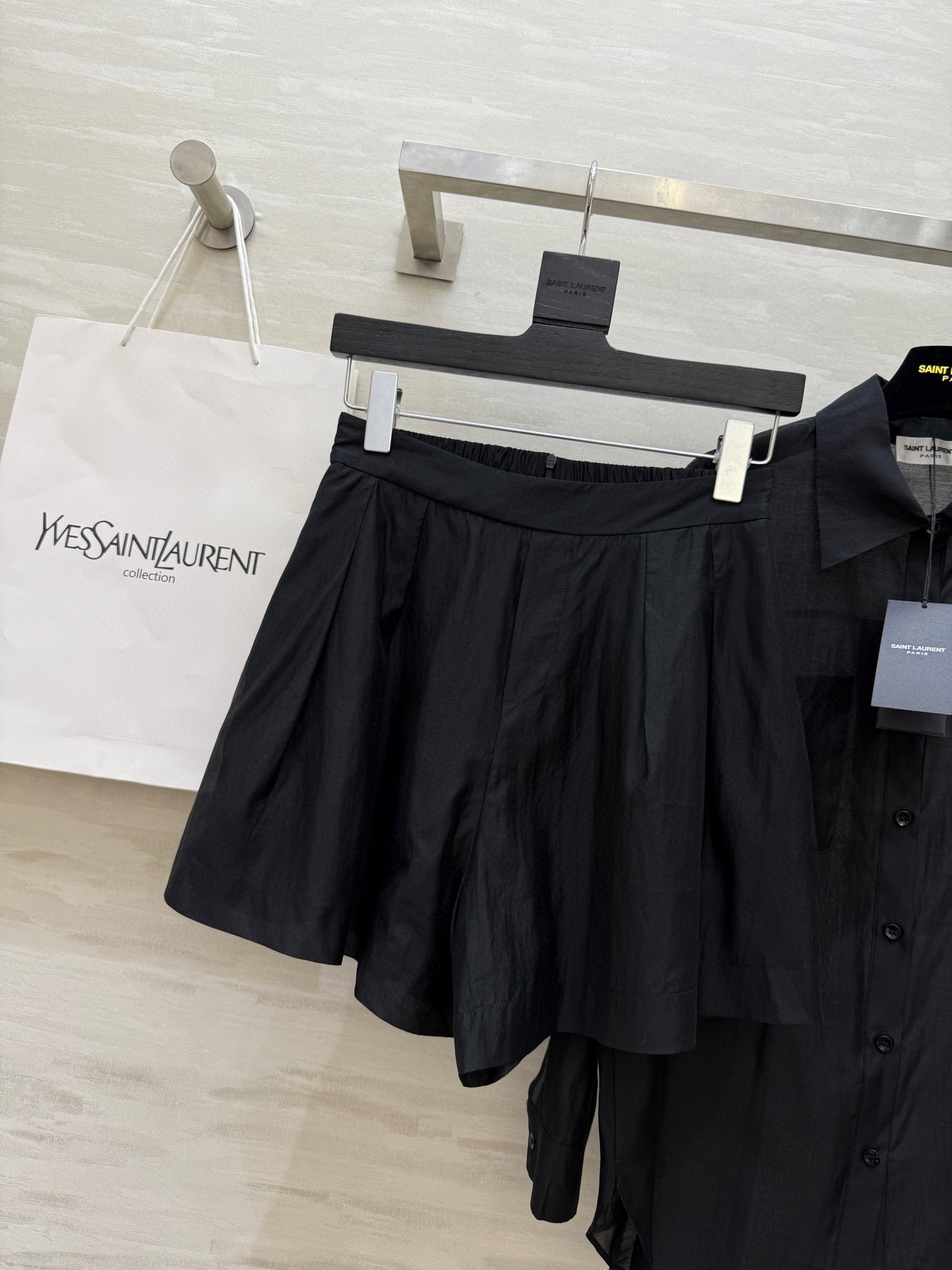#ysl²⁵新款天丝套装 轻盈透气天丝质地 宽松版型随风轻轻摇曳 仿佛每一步都踏着夏日的微风 自在又惬意