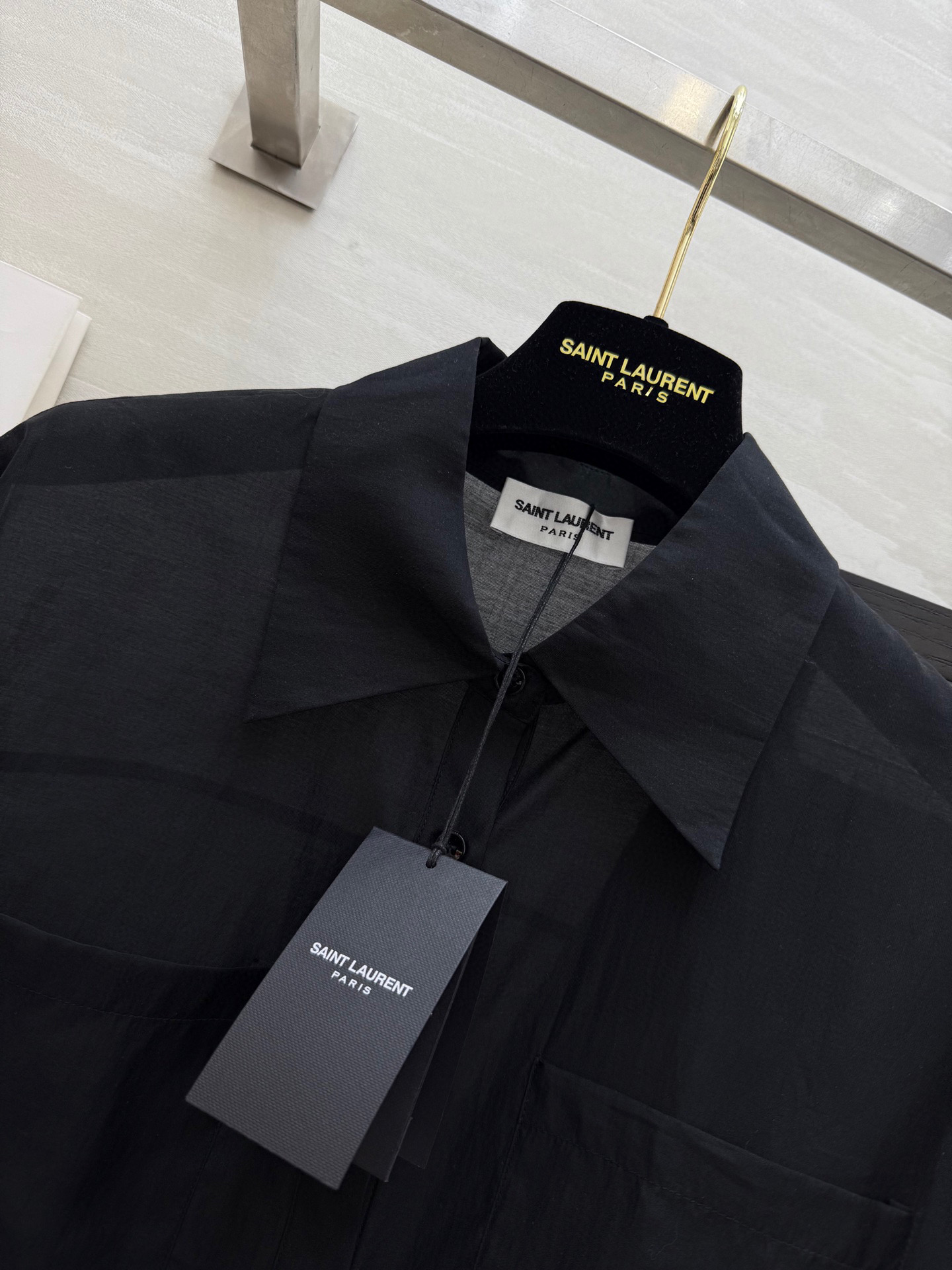 #ysl²⁵新款天丝套装 轻盈透气天丝质地 宽松版型随风轻轻摇曳 仿佛每一步都踏着夏日的微风 自在又惬意