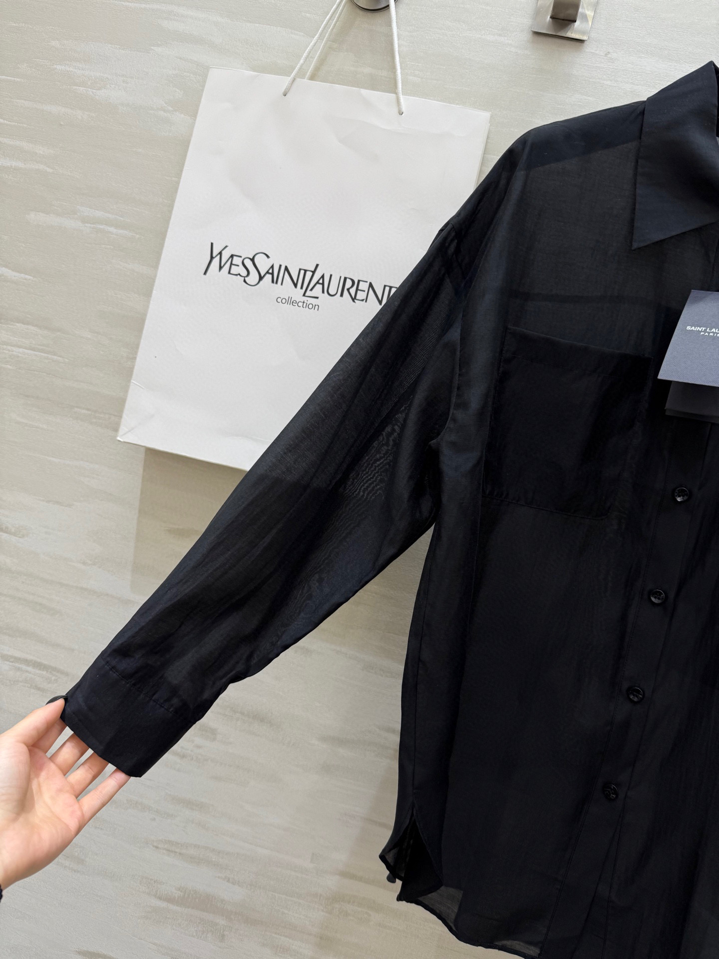 #ysl²⁵新款天丝套装 轻盈透气天丝质地 宽松版型随风轻轻摇曳 仿佛每一步都踏着夏日的微风 自在又惬意