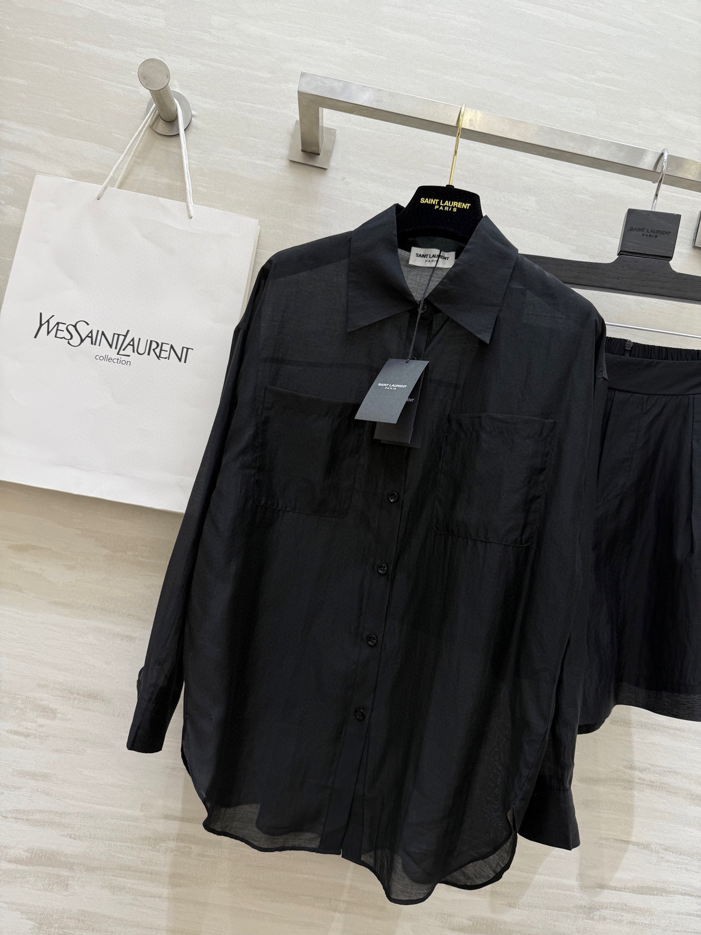 #ysl²⁵新款天丝套装 轻盈透气天丝质地 宽松版型随风轻轻摇曳 仿佛每一步都踏着夏日的微风 自在又惬意