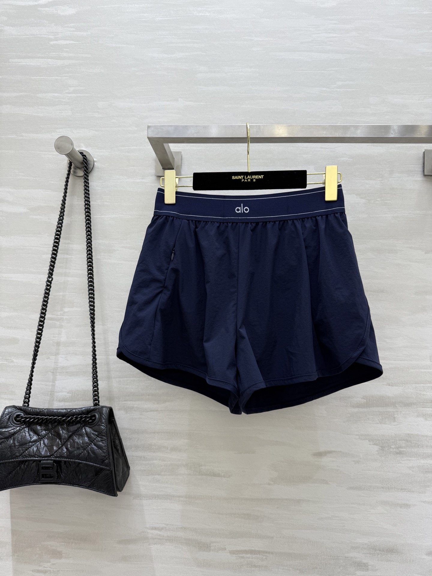🛒Alo ：𝗔𝗹𝗼 𝘆𝗼𝗴𝗮 速干瑜伽短裤 女神必备 健身以外的日常穿搭也是很高级洋气 高品质定制 现货