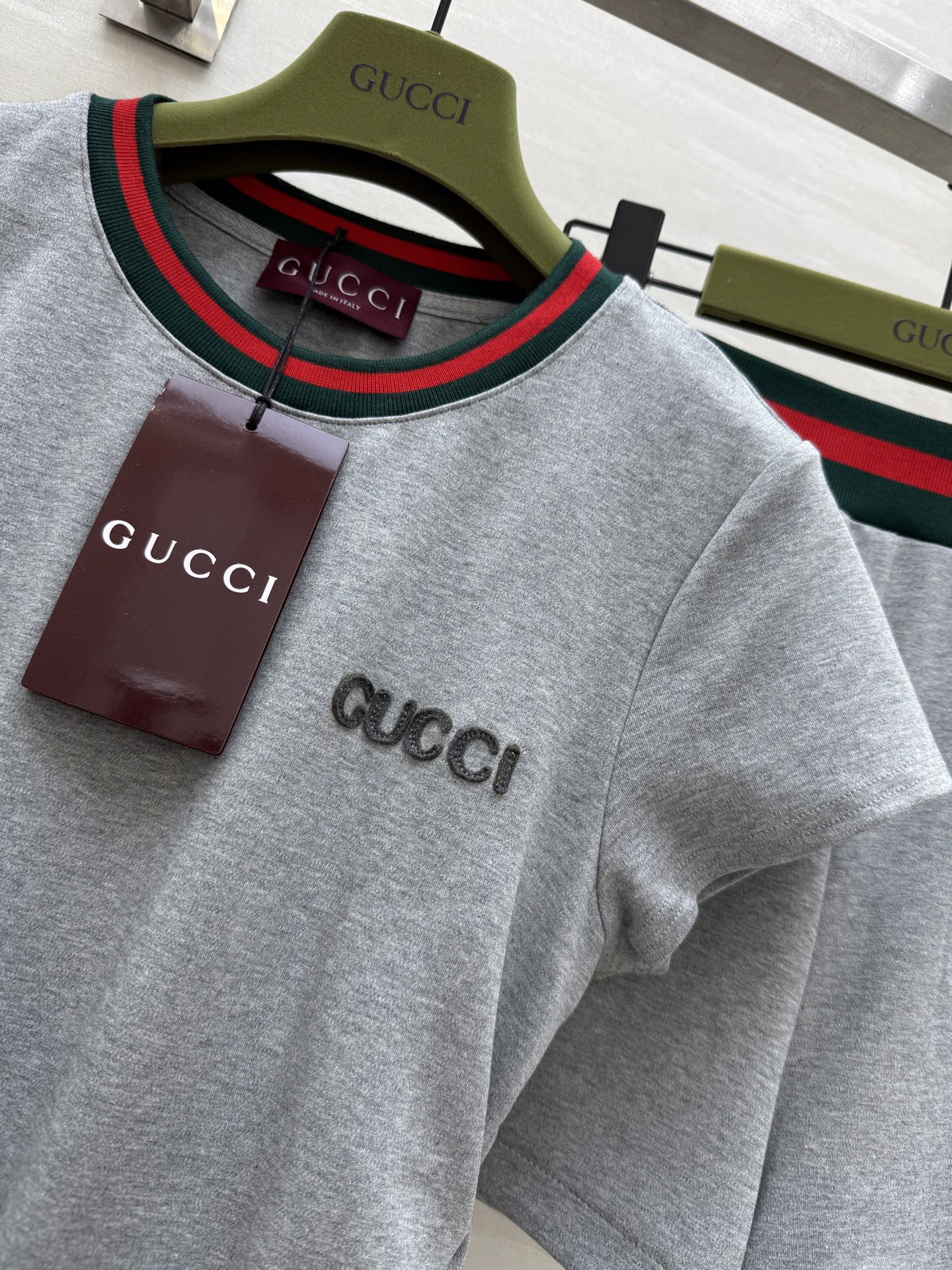 #Gucc♡²⁵新款经典撞色螺纹装饰休闲套装 休闲慵懒兼备时髦 日常或者运动都可以 短款收腰版型和高腰短