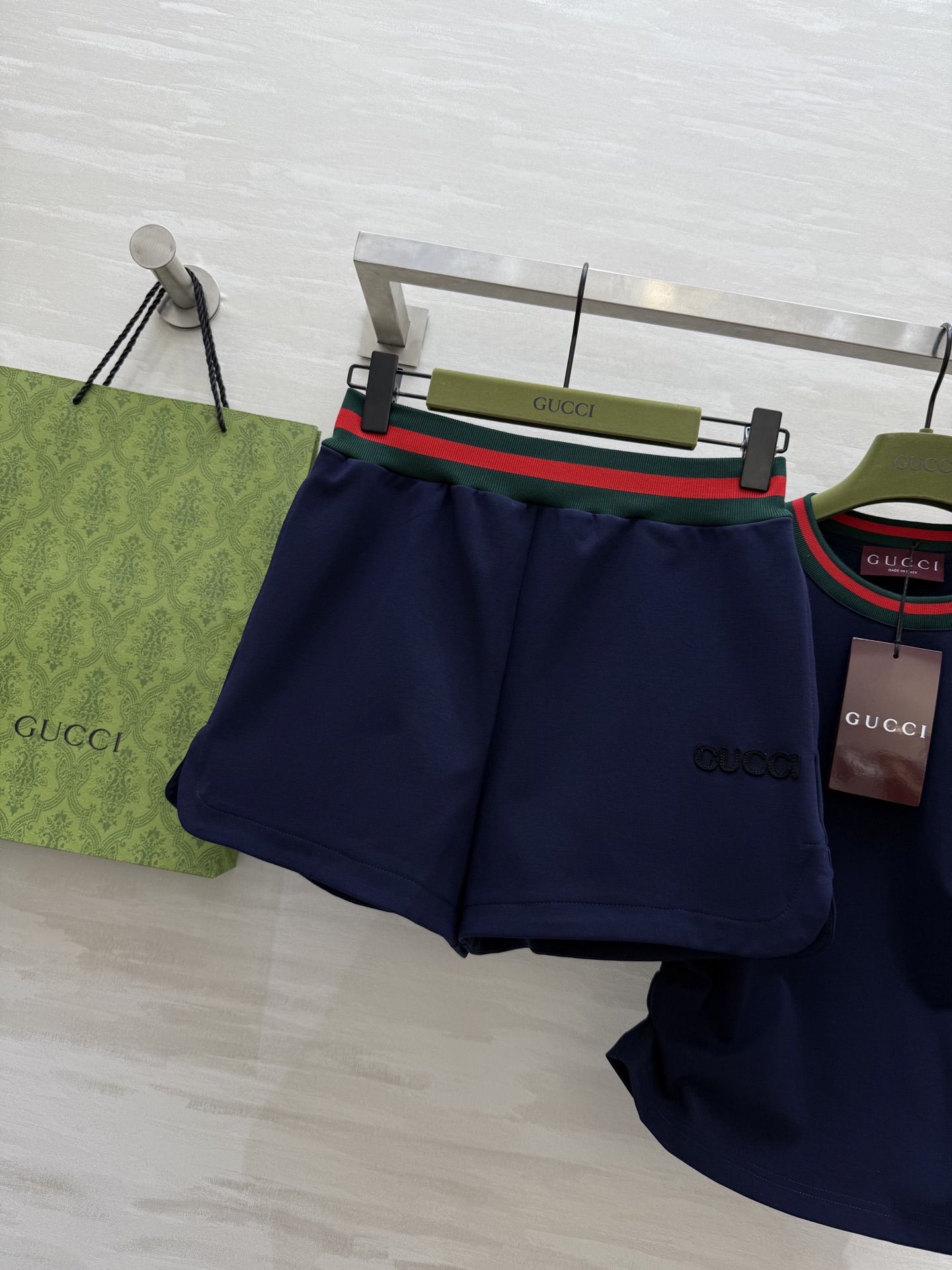#Gucc♡²⁵新款经典撞色螺纹装饰休闲套装 休闲慵懒兼备时髦 日常或者运动都可以 短款收腰版型和高腰短