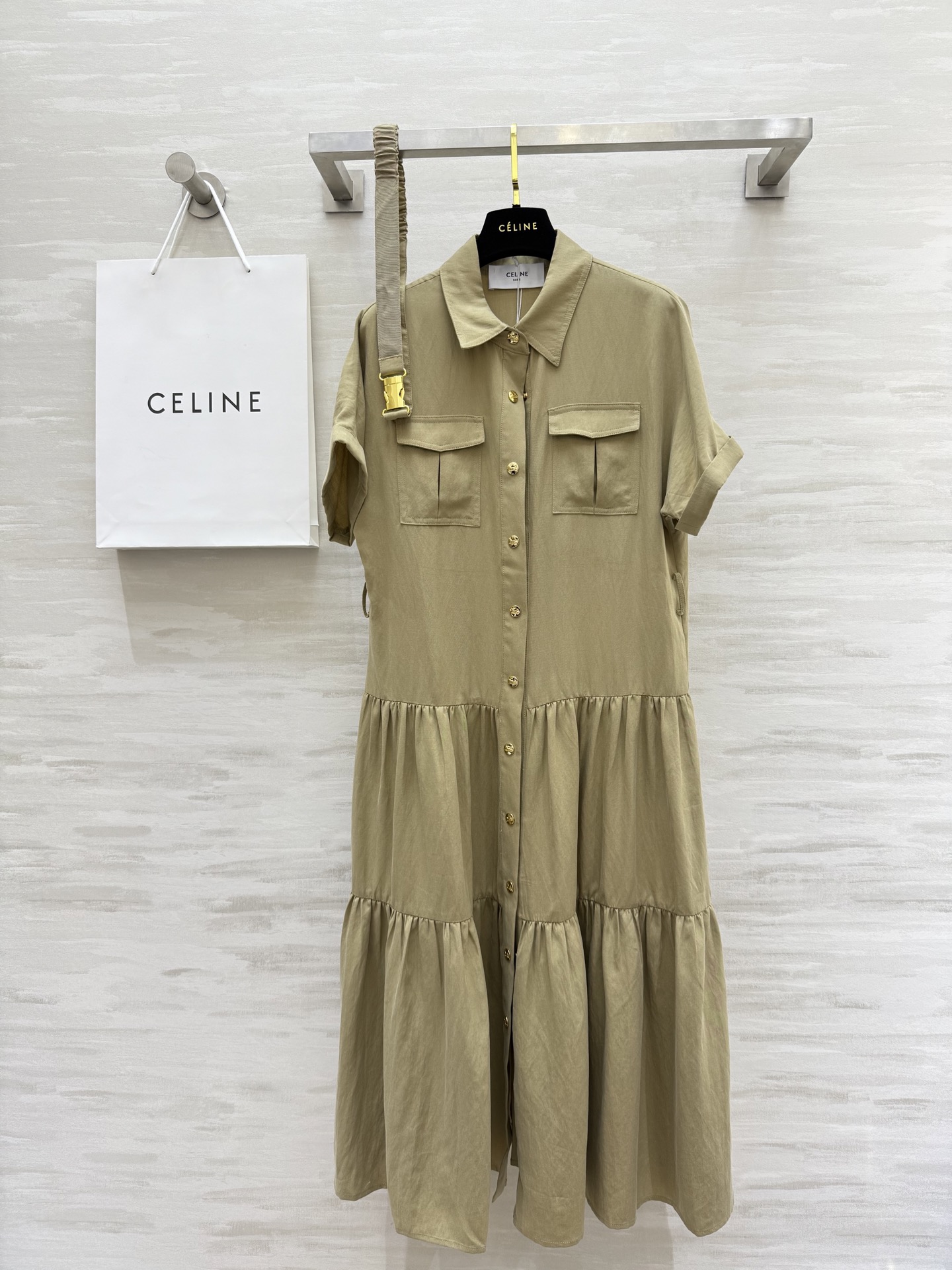 #Celin♡²⁵金扣翻领收腰大摆连衣裙 优雅也可以很浪漫 这款衬衫裙电影感十足 优雅大摆＋衬衫领设计 