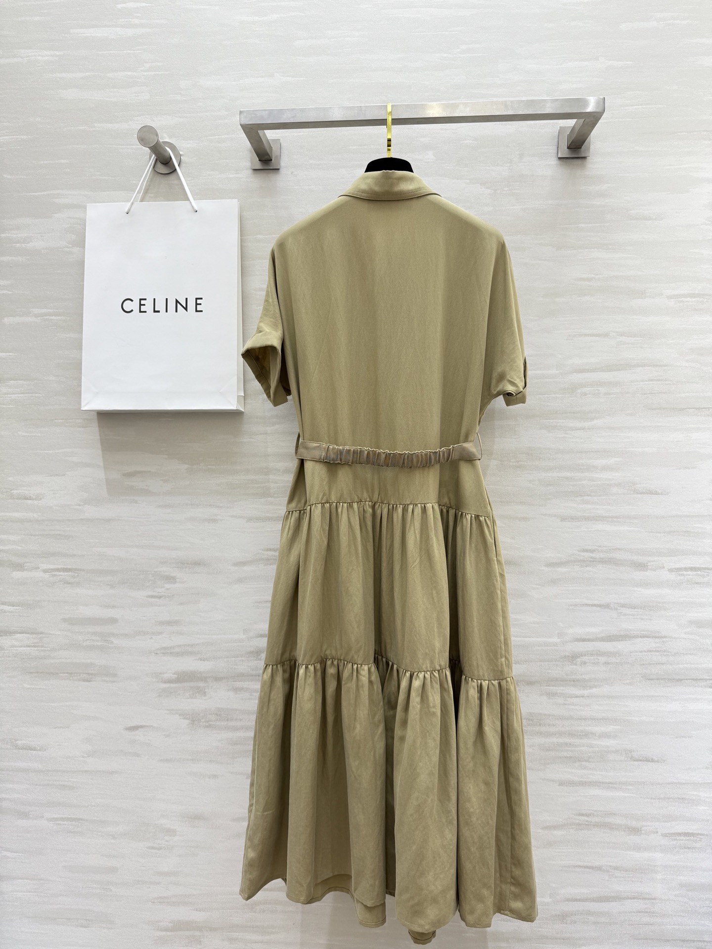 #Celin♡²⁵金扣翻领收腰大摆连衣裙 优雅也可以很浪漫 这款衬衫裙电影感十足 优雅大摆＋衬衫领设计 