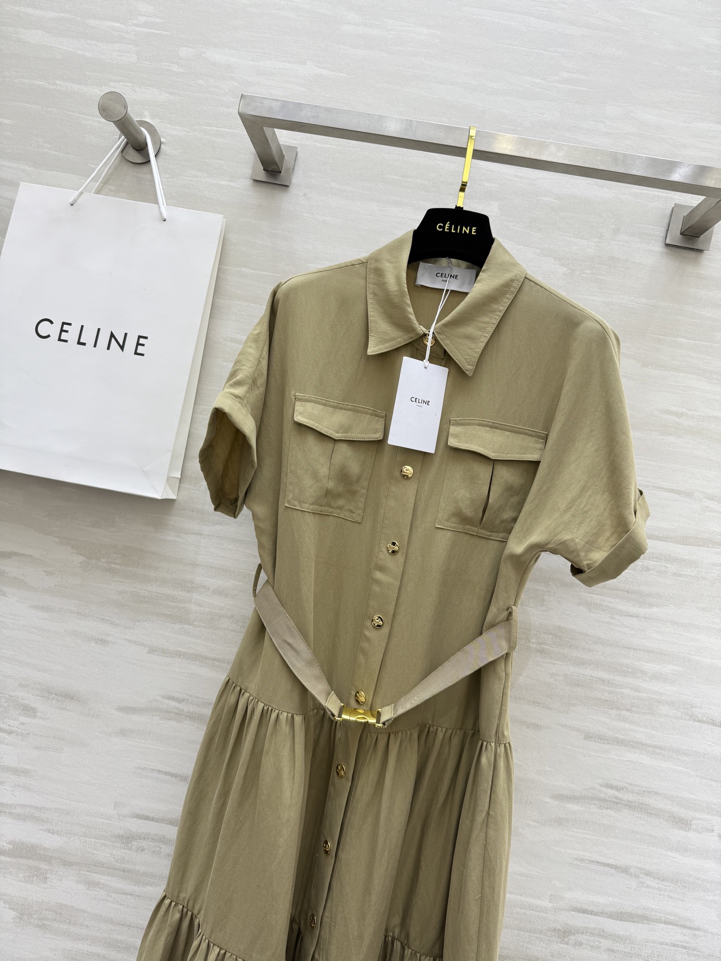 #Celin♡²⁵金扣翻领收腰大摆连衣裙 优雅也可以很浪漫 这款衬衫裙电影感十足 优雅大摆＋衬衫领设计 
