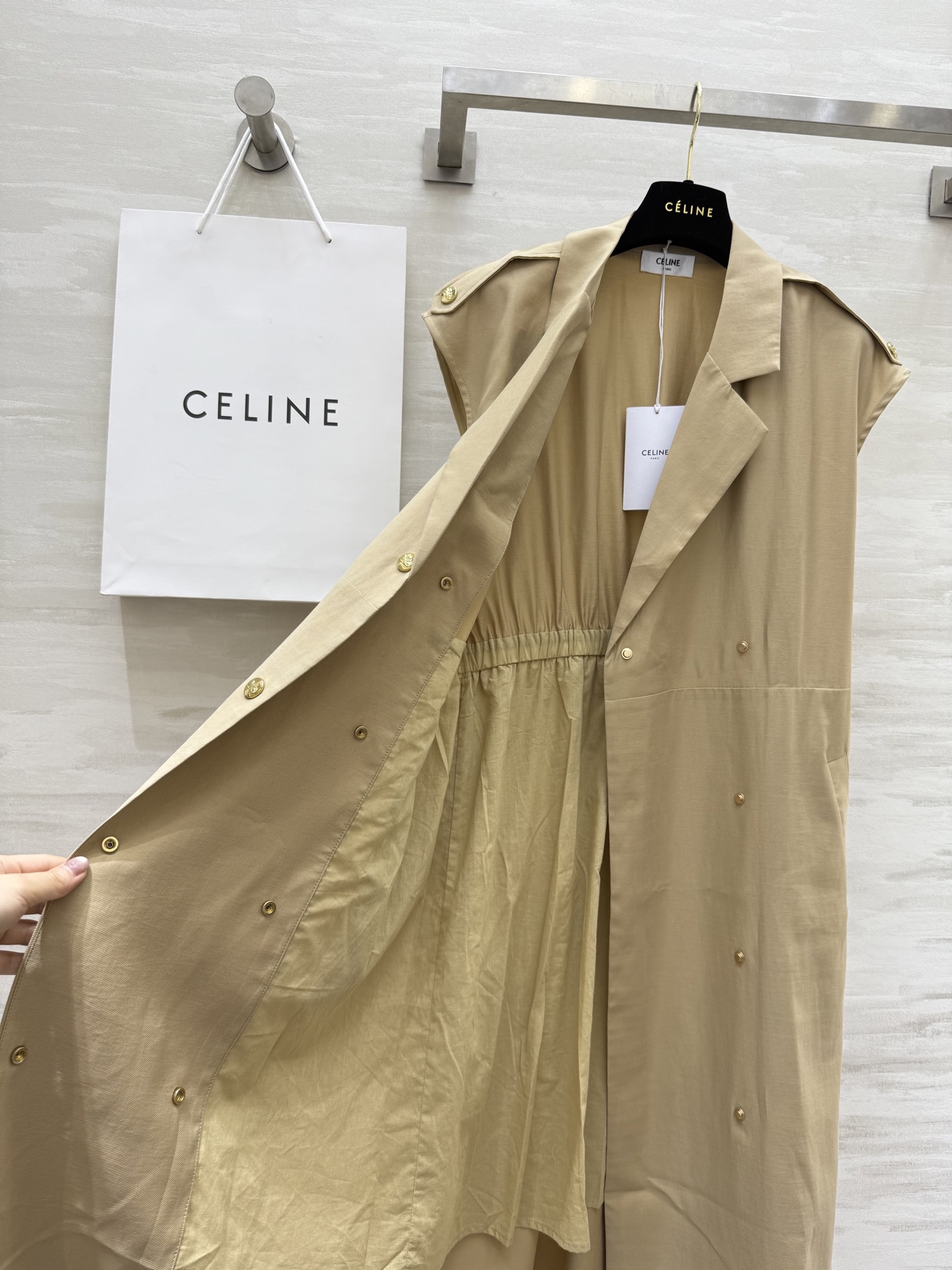 #Celin♡²⁵新款 风衣式收腰连衣裙 收腰设计超绝穿上瞬间勾勒出小蛮腰 显瘦效果一绝！高知感西装翻领