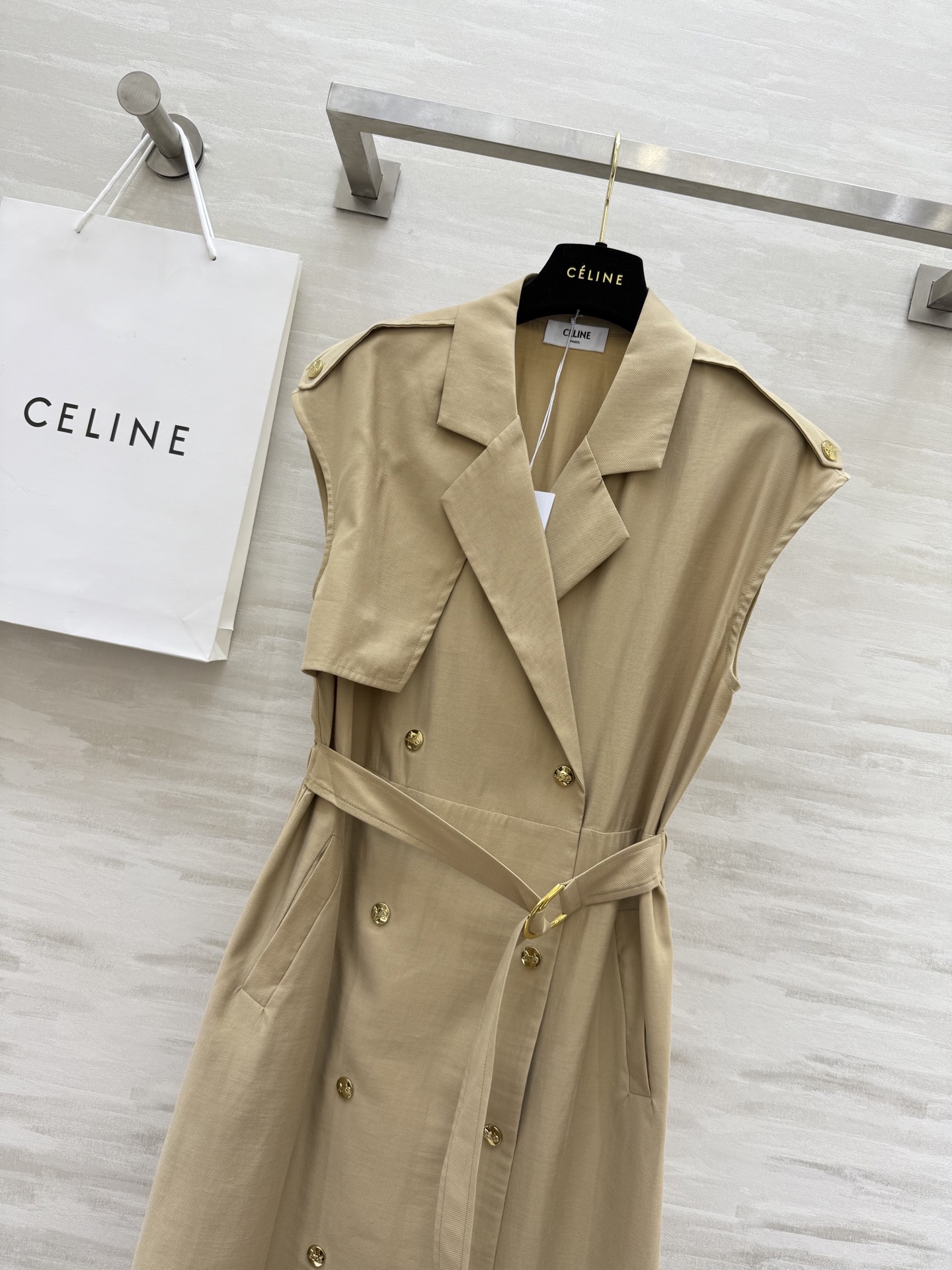 #Celin♡²⁵新款 风衣式收腰连衣裙 收腰设计超绝穿上瞬间勾勒出小蛮腰 显瘦效果一绝！高知感西装翻领