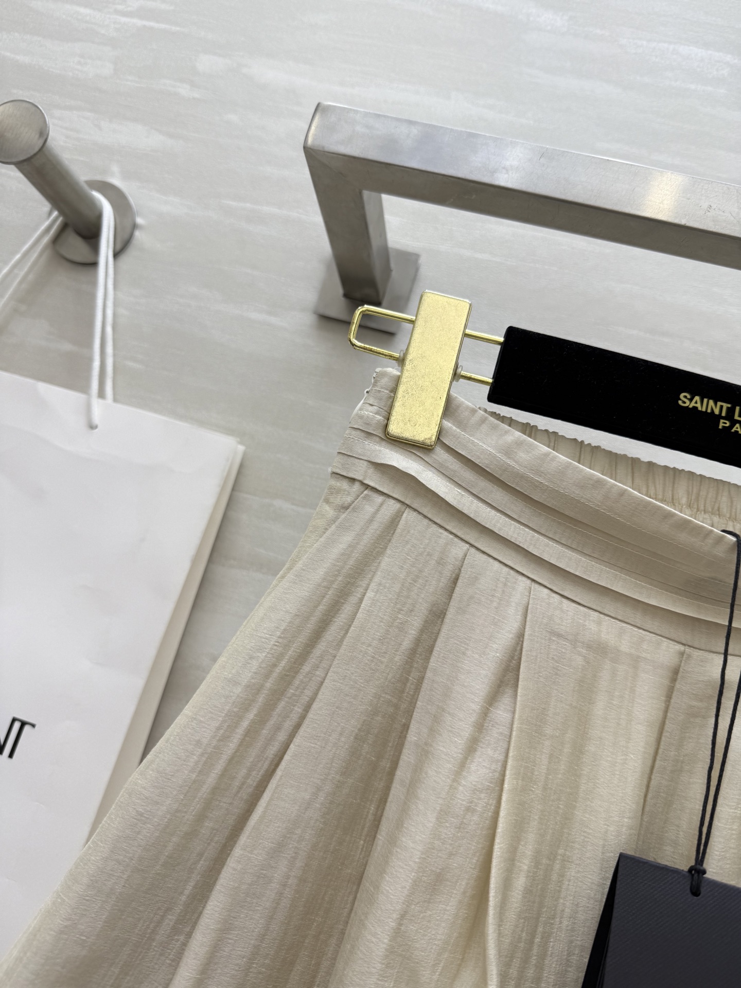 #ysl²⁵爆款丝麻褶皱大摆裤 巨显腿长‼
这条裤子真的赢麻了！
亚麻+天丝的面料 舒服柔软
垂感十足 