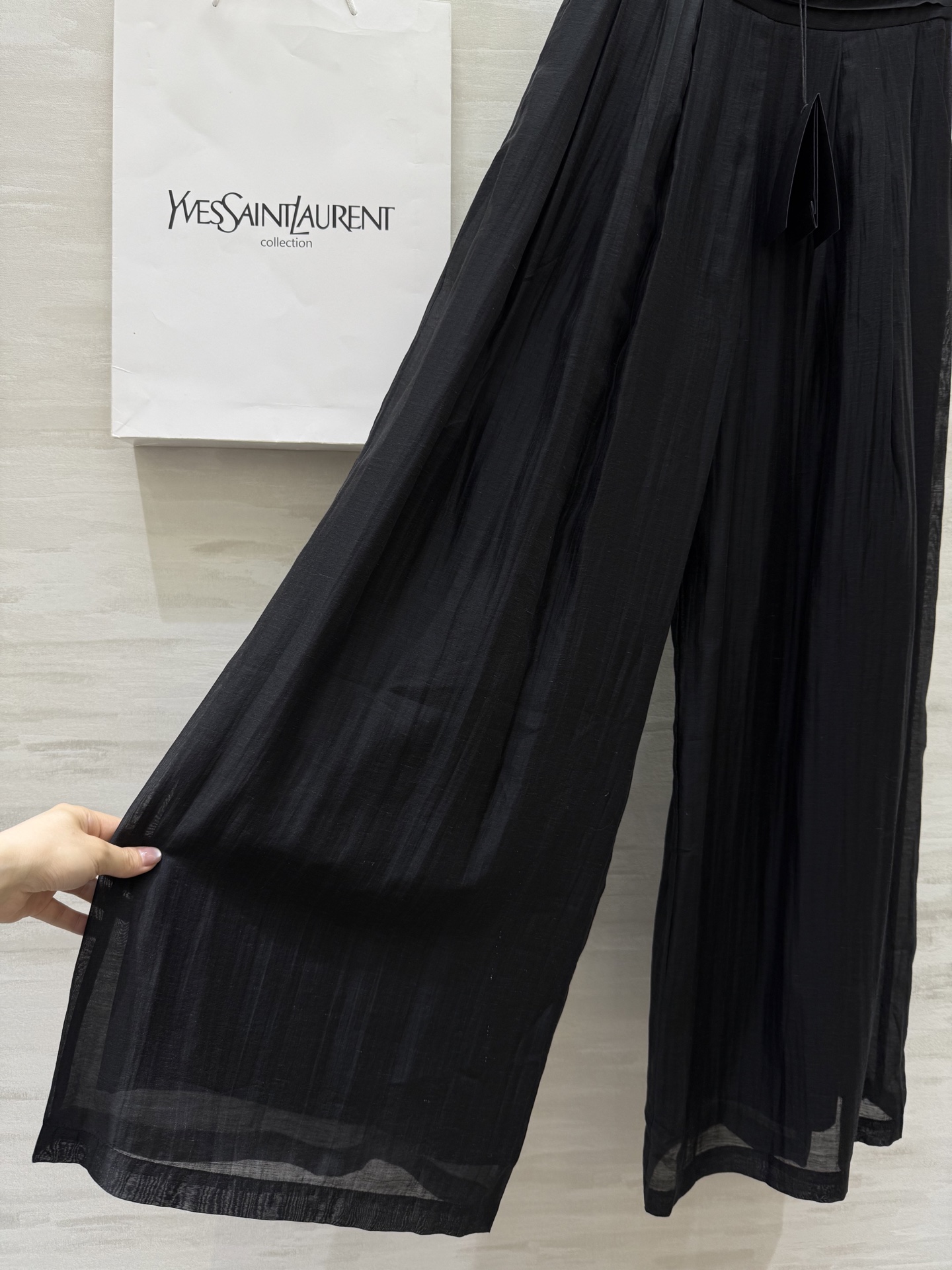 #ysl²⁵爆款丝麻褶皱大摆裤 巨显腿长‼
这条裤子真的赢麻了！
亚麻+天丝的面料 舒服柔软
垂感十足 