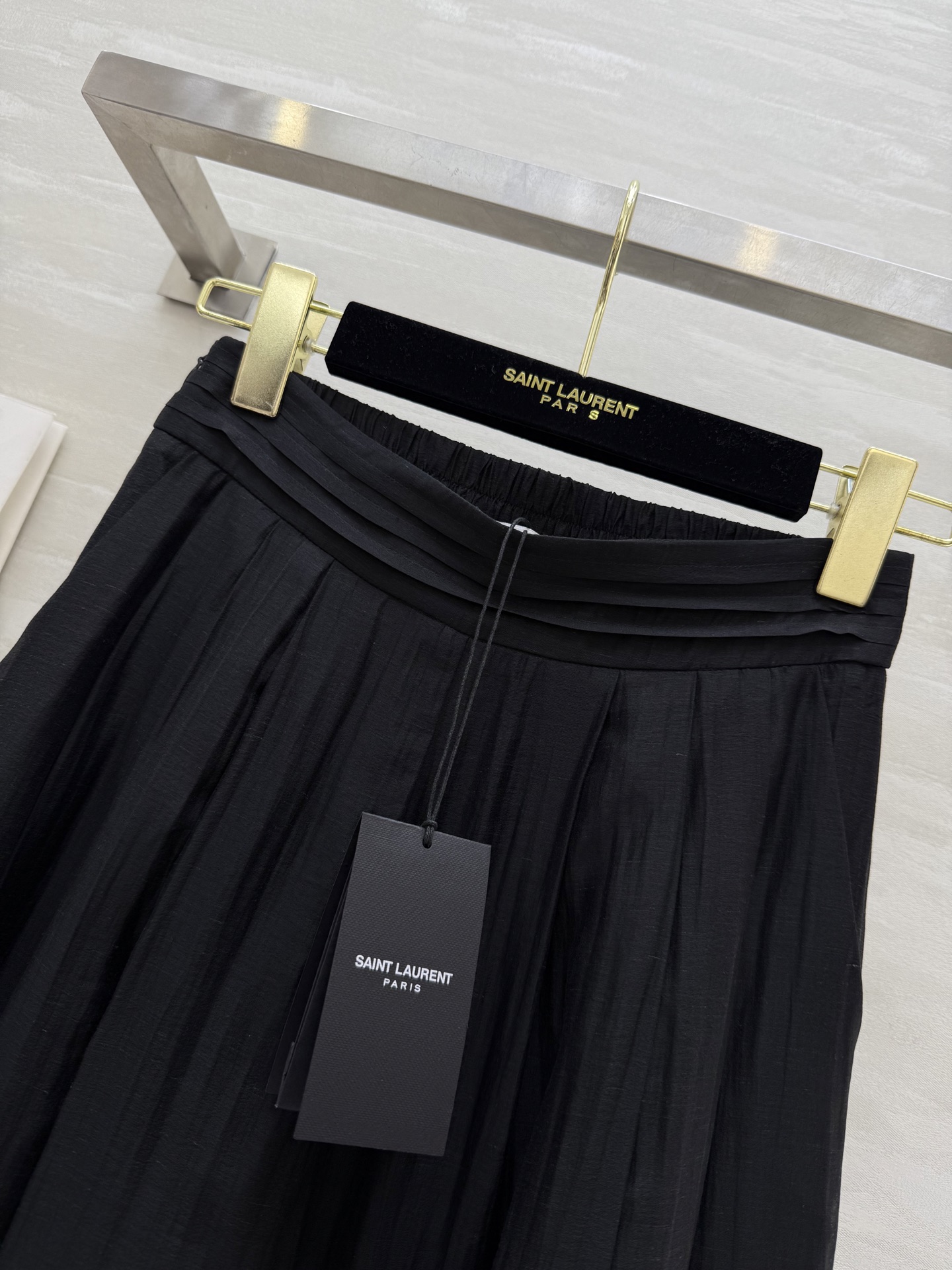 #ysl²⁵爆款丝麻褶皱大摆裤 巨显腿长‼
这条裤子真的赢麻了！
亚麻+天丝的面料 舒服柔软
垂感十足 