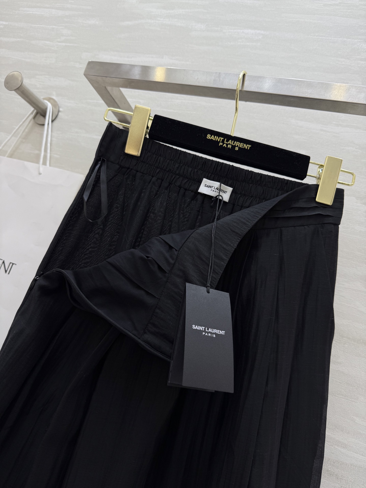 #ysl²⁵爆款丝麻褶皱大摆裤 巨显腿长‼
这条裤子真的赢麻了！
亚麻+天丝的面料 舒服柔软
垂感十足 