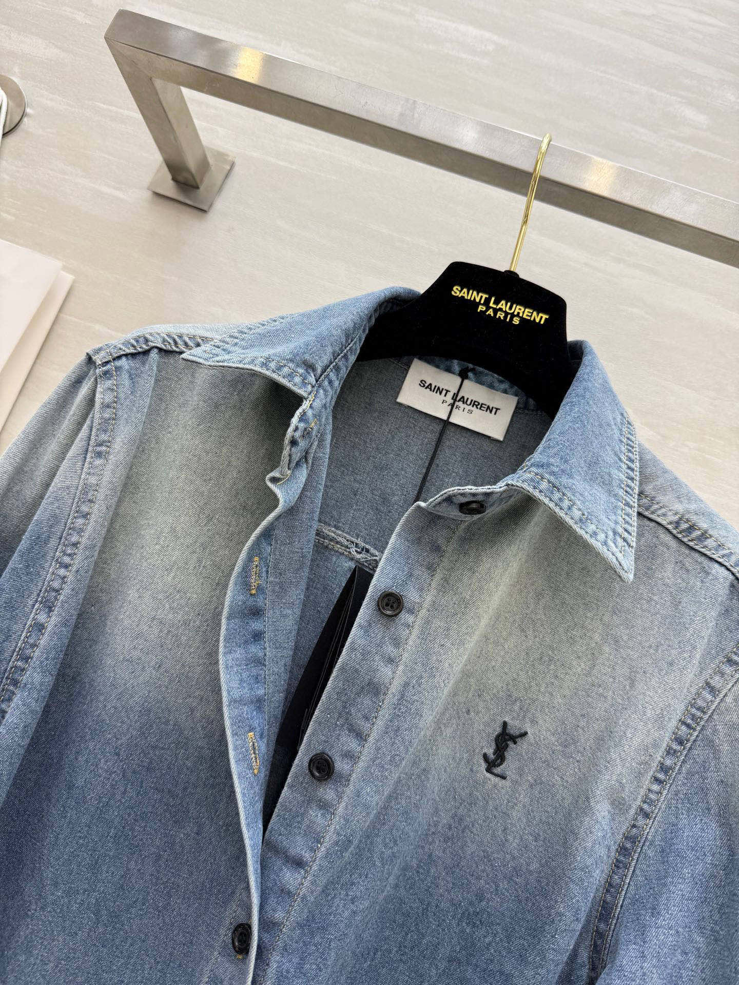 #yls²⁵爆品 做旧渐变洗水牛仔衬衣 低调奢华ysl字母🪡 重工渐变洗水工艺 高品质定制 现货首发si