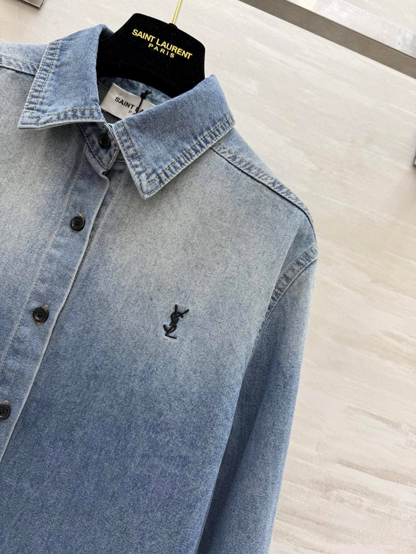 #yls²⁵爆品 做旧渐变洗水牛仔衬衣 低调奢华ysl字母🪡 重工渐变洗水工艺 高品质定制 现货首发si