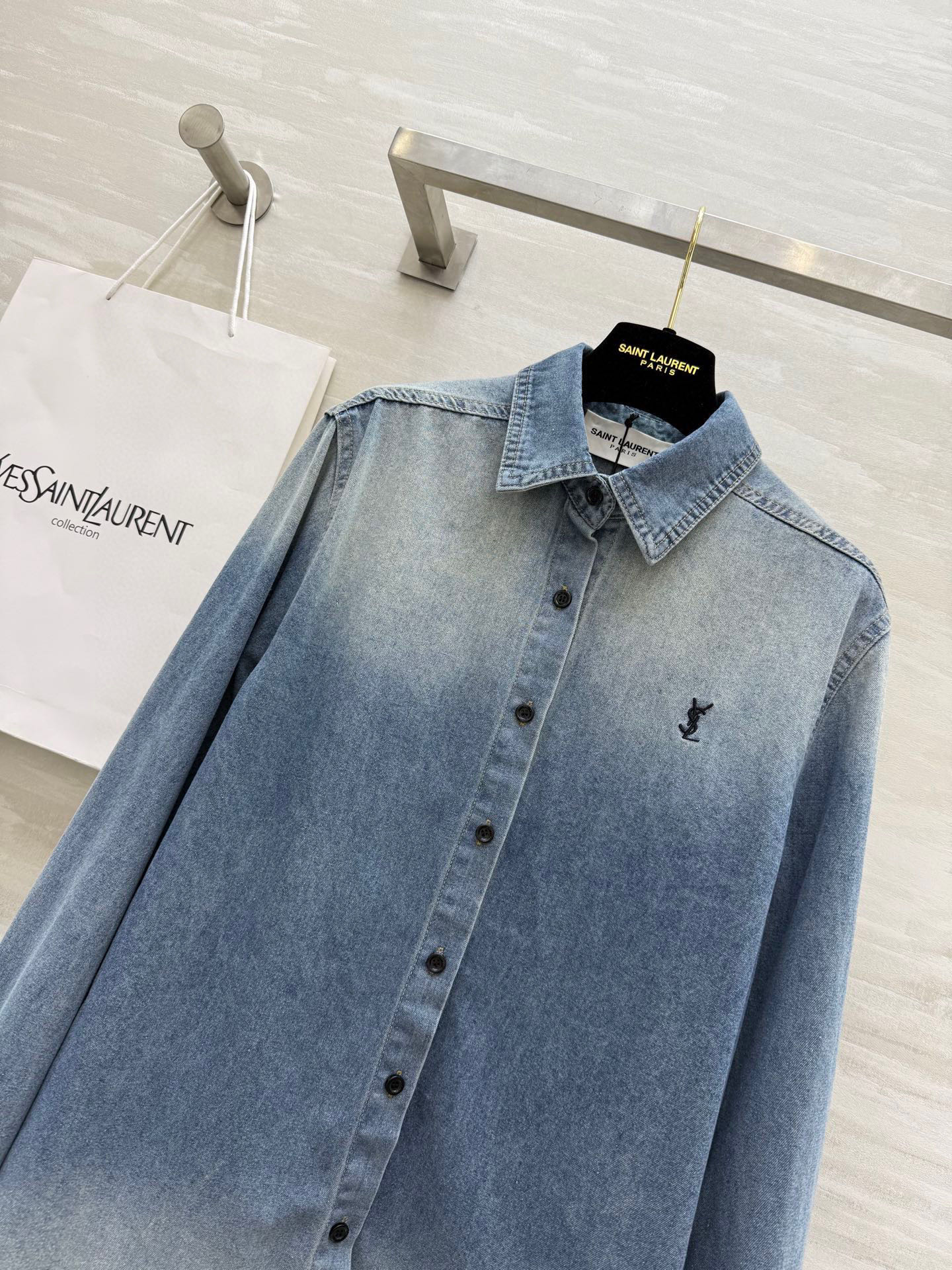 #yls²⁵爆品 做旧渐变洗水牛仔衬衣 低调奢华ysl字母🪡 重工渐变洗水工艺 高品质定制 现货首发si