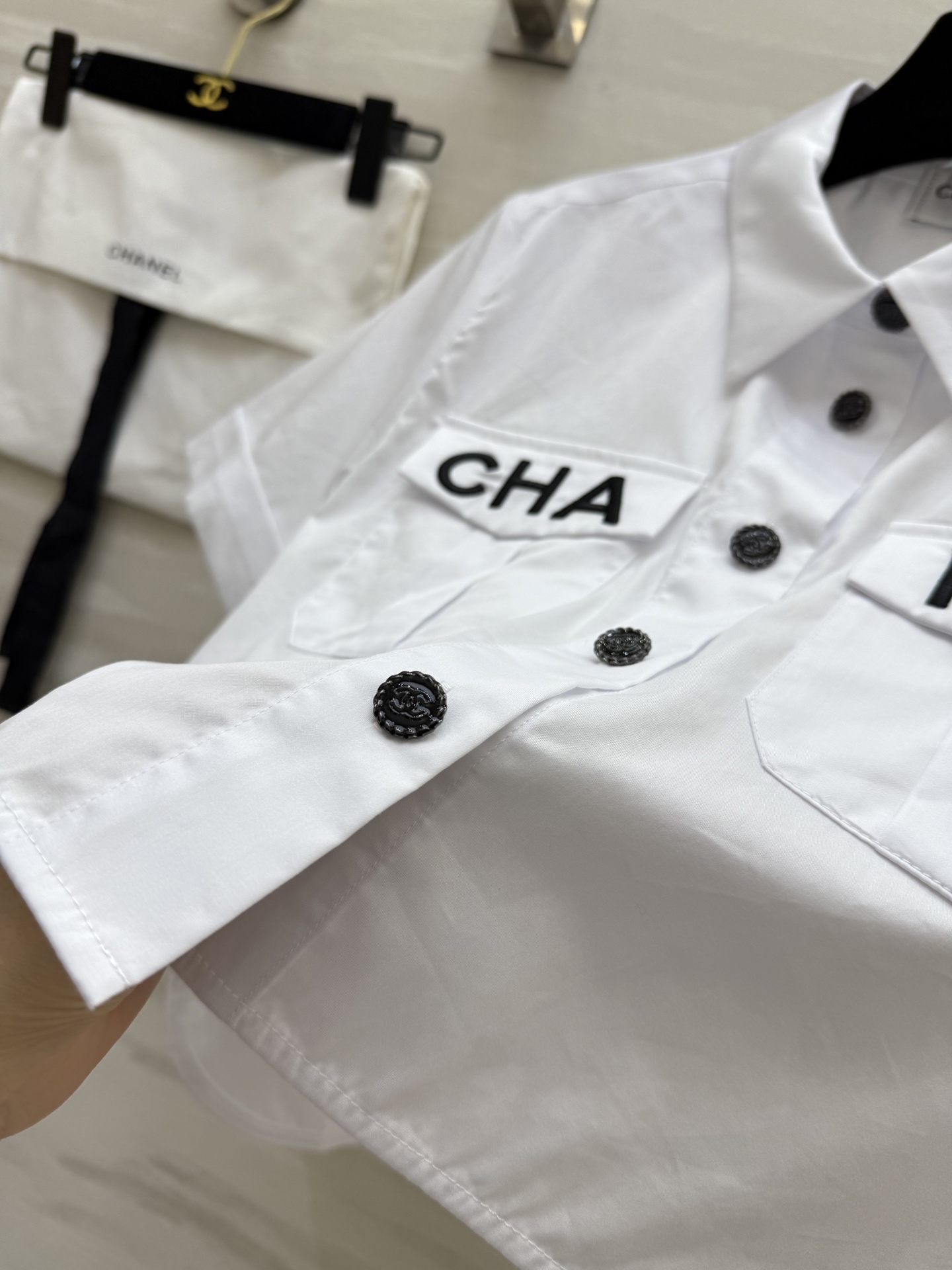 #Chane♡²⁵新款刺绣字母短款衬衣 短款版型 怎么穿都很时髦 府绸棉面料透气舒适 重工字母刺绣🪡 高