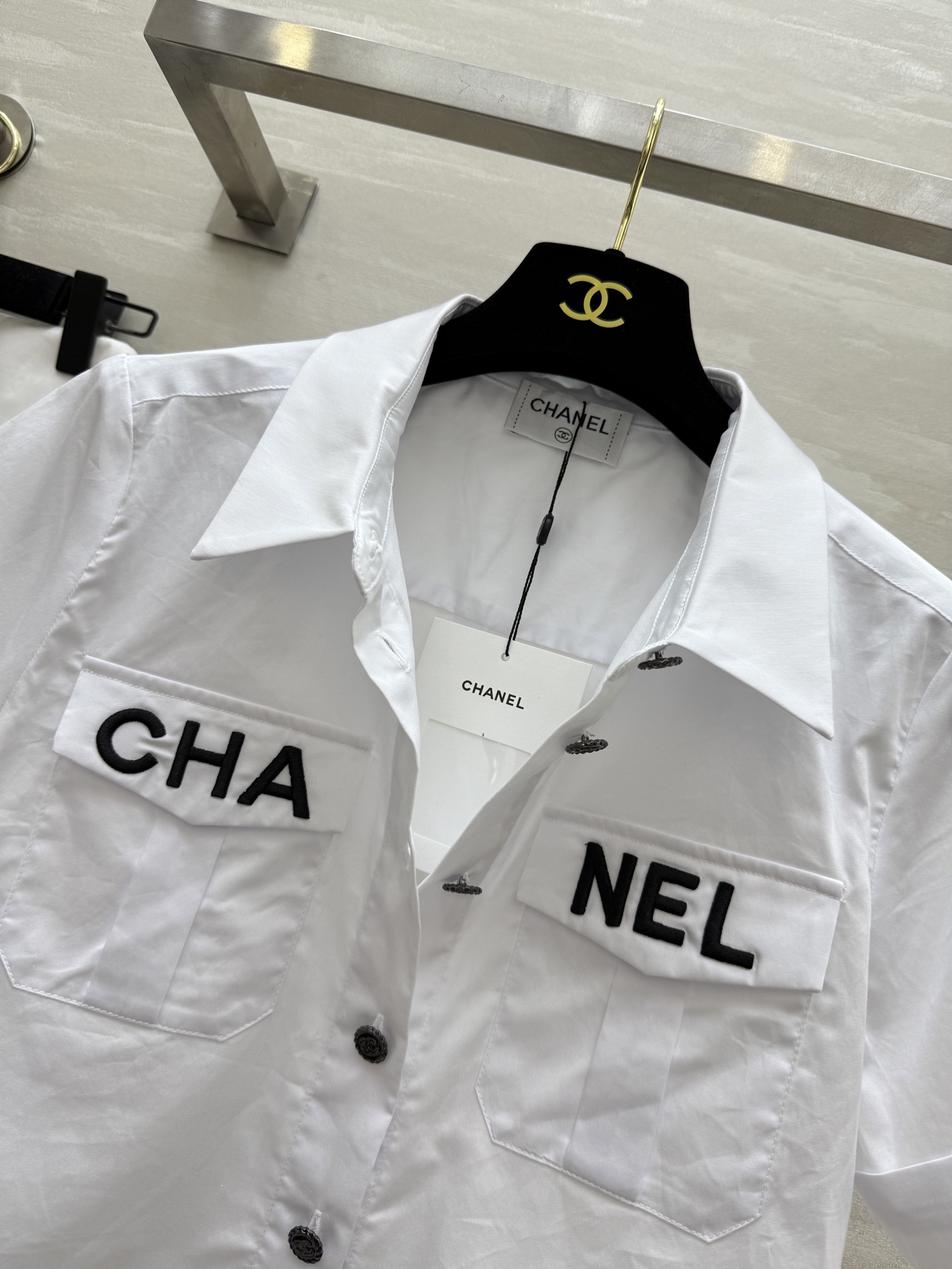 #Chane♡²⁵新款刺绣字母短款衬衣 短款版型 怎么穿都很时髦 府绸棉面料透气舒适 重工字母刺绣🪡 高