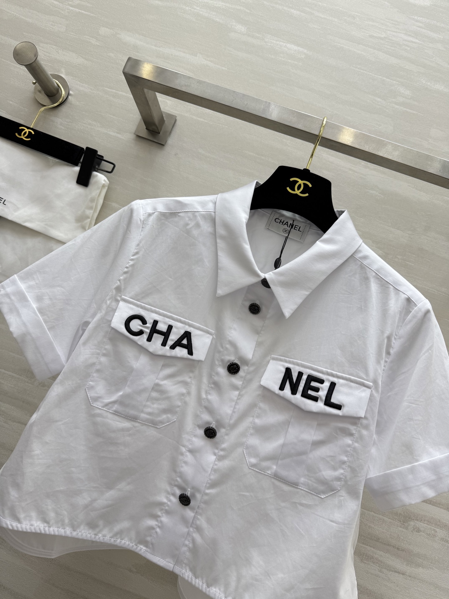 #Chane♡²⁵新款刺绣字母短款衬衣 短款版型 怎么穿都很时髦 府绸棉面料透气舒适 重工字母刺绣🪡 高