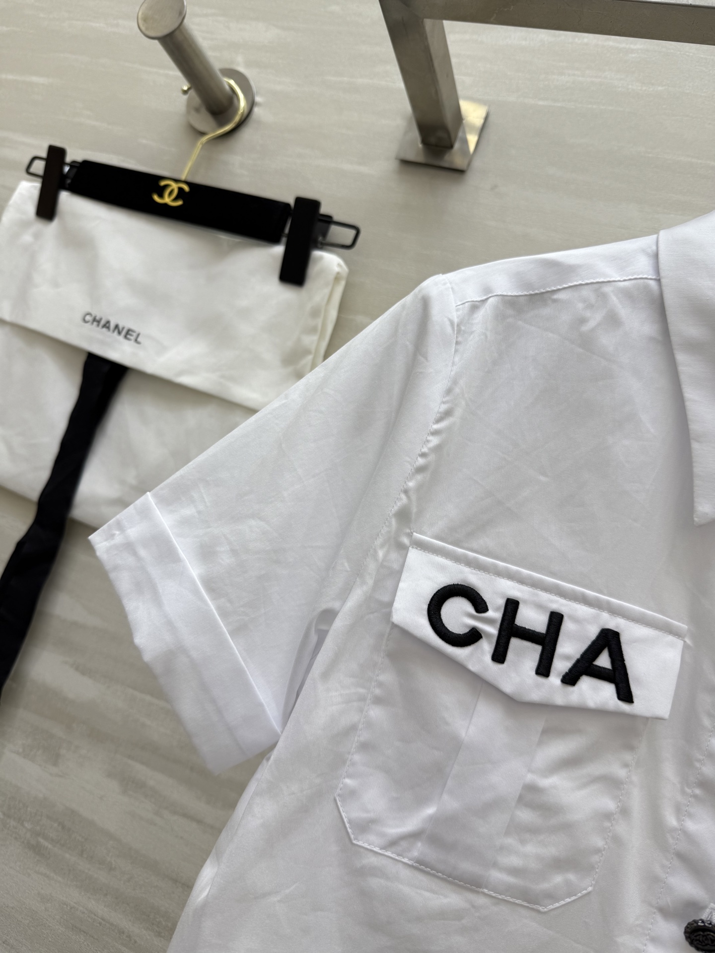 #Chane♡²⁵新款刺绣字母短款衬衣 短款版型 怎么穿都很时髦 府绸棉面料透气舒适 重工字母刺绣🪡 高